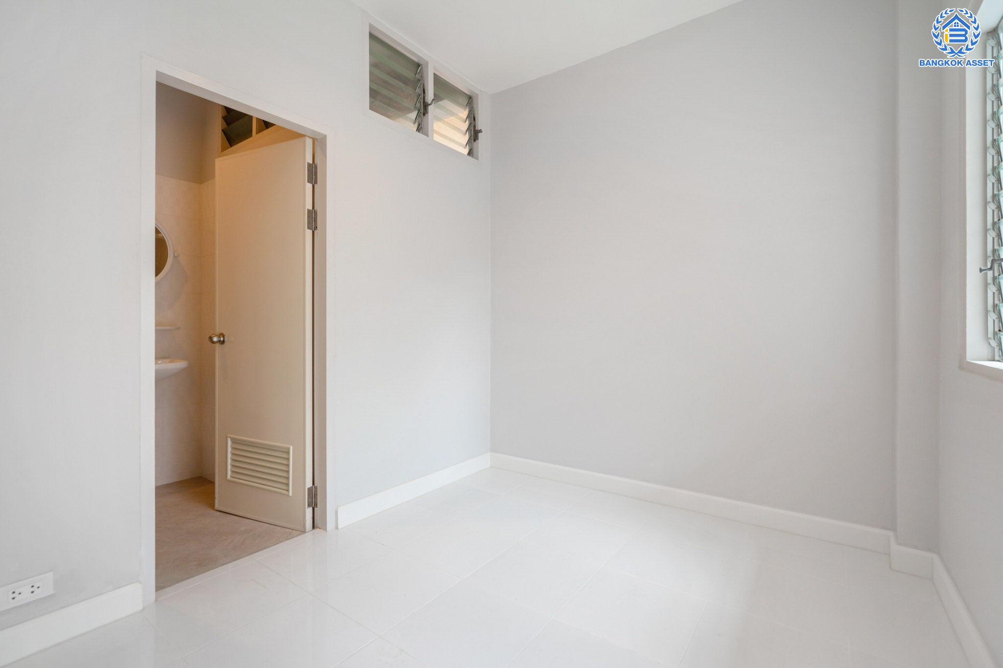 บ้านมือสองตกแต่งใหม่ ม.กฤษดานคร แจ้งวัฒนะ หลังใหญ่พิเศษ! เนื้อที่ 55 ตร.ว. ฟังก์ชันจัดเต็ม 4 ห้องนอน 4 ห้องน้ำ 1 ห้องแม่บ้าน จอดรถได้ 2 คัน พร้อม Built-in Furniture ดีไซน์ Classic บนทำเลศักยภาพ เชื่อมต่อหลายเส้นทาง ใกล้ทางด่วน, เมืองทองธานี, เซ็นทรัลแจ้งวัฒนะ และรถไฟฟ้าสายสีชมพู "สถานีแจ้งวัฒนะ-ปากเกร็ด 28"...