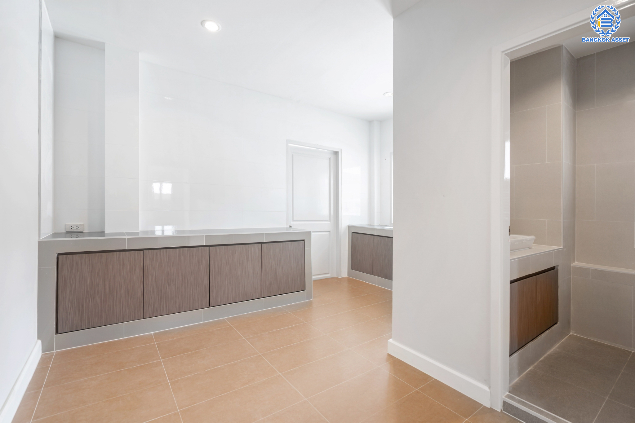 บ้านมือสองตกแต่งใหม่ ม.กฤษดานคร แจ้งวัฒนะ หลังใหญ่พิเศษ! เนื้อที่ 55 ตร.ว. ฟังก์ชันจัดเต็ม 4 ห้องนอน 4 ห้องน้ำ 1 ห้องแม่บ้าน จอดรถได้ 2 คัน พร้อม Built-in Furniture ดีไซน์ Classic บนทำเลศักยภาพ เชื่อมต่อหลายเส้นทาง ใกล้ทางด่วน, เมืองทองธานี, เซ็นทรัลแจ้งวัฒนะ และรถไฟฟ้าสายสีชมพู "สถานีแจ้งวัฒนะ-ปากเกร็ด 28"...