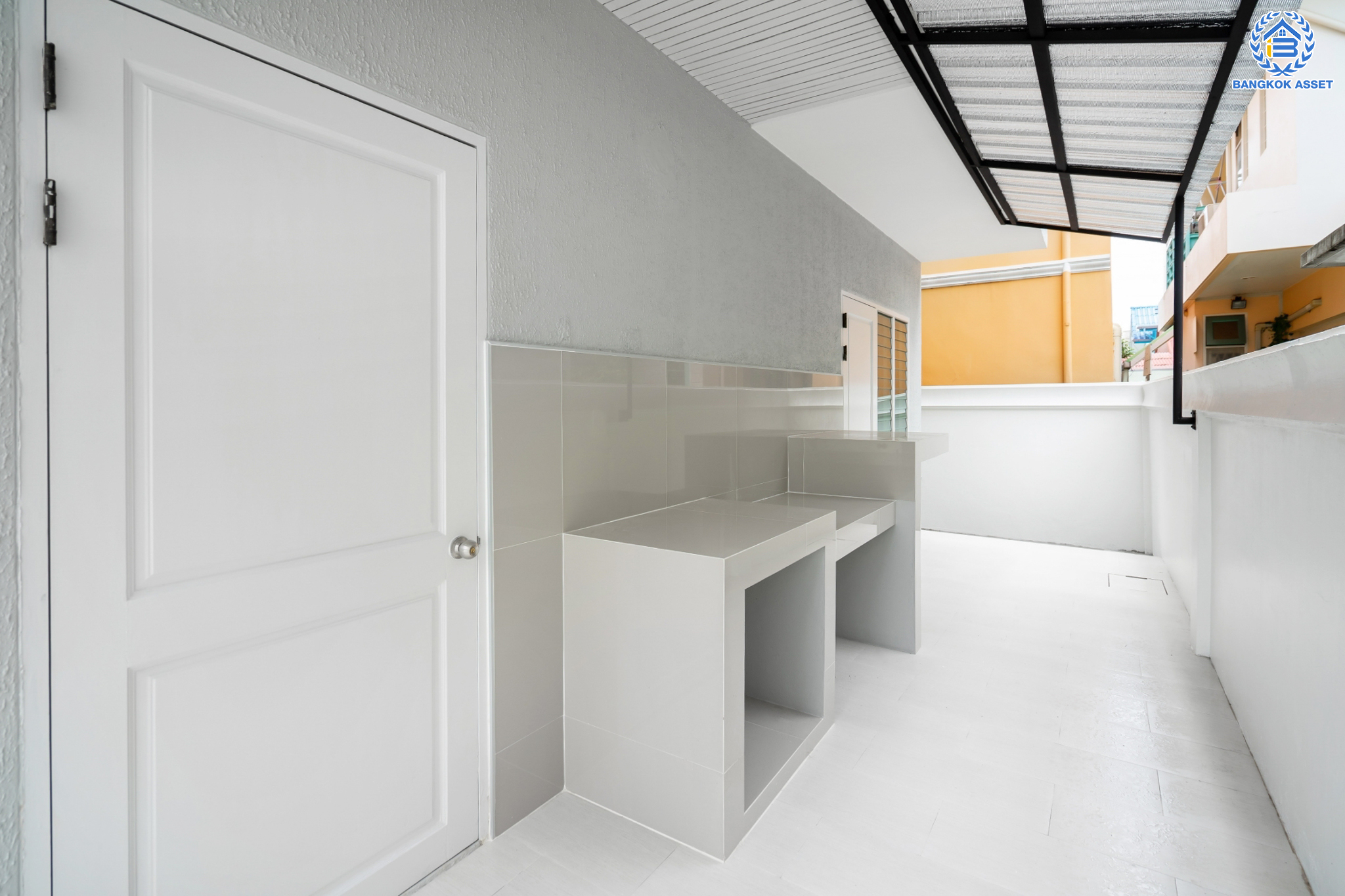 บ้านมือสองตกแต่งใหม่ ม.กฤษดานคร แจ้งวัฒนะ หลังใหญ่พิเศษ! เนื้อที่ 55 ตร.ว. ฟังก์ชันจัดเต็ม 4 ห้องนอน 4 ห้องน้ำ 1 ห้องแม่บ้าน จอดรถได้ 2 คัน พร้อม Built-in Furniture ดีไซน์ Classic บนทำเลศักยภาพ เชื่อมต่อหลายเส้นทาง ใกล้ทางด่วน, เมืองทองธานี, เซ็นทรัลแจ้งวัฒนะ และรถไฟฟ้าสายสีชมพู "สถานีแจ้งวัฒนะ-ปากเกร็ด 28"...