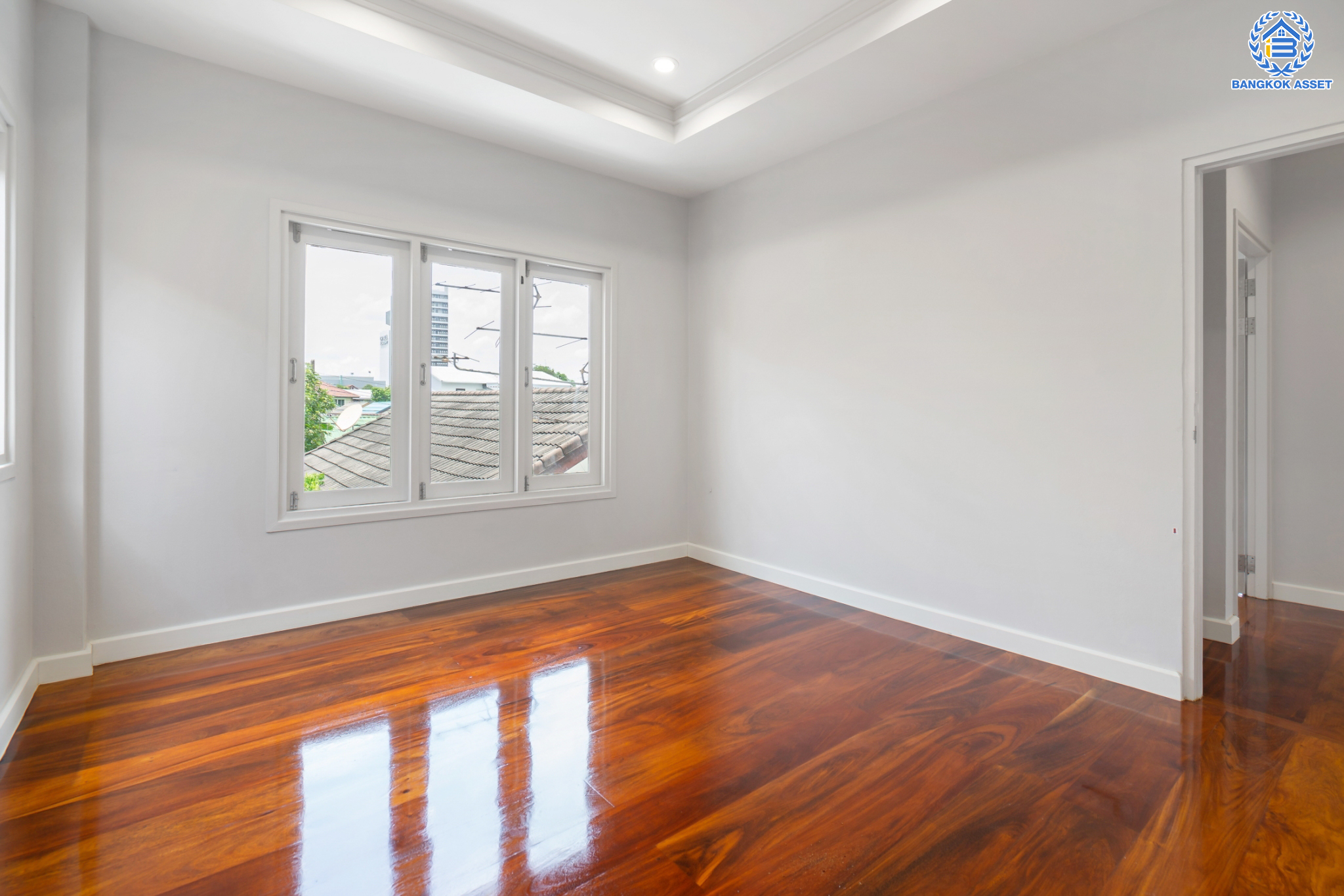 บ้านมือสองตกแต่งใหม่ ม.กฤษดานคร แจ้งวัฒนะ หลังใหญ่พิเศษ! เนื้อที่ 55 ตร.ว. ฟังก์ชันจัดเต็ม 4 ห้องนอน 4 ห้องน้ำ 1 ห้องแม่บ้าน จอดรถได้ 2 คัน พร้อม Built-in Furniture ดีไซน์ Classic บนทำเลศักยภาพ เชื่อมต่อหลายเส้นทาง ใกล้ทางด่วน, เมืองทองธานี, เซ็นทรัลแจ้งวัฒนะ และรถไฟฟ้าสายสีชมพู "สถานีแจ้งวัฒนะ-ปากเกร็ด 28"...