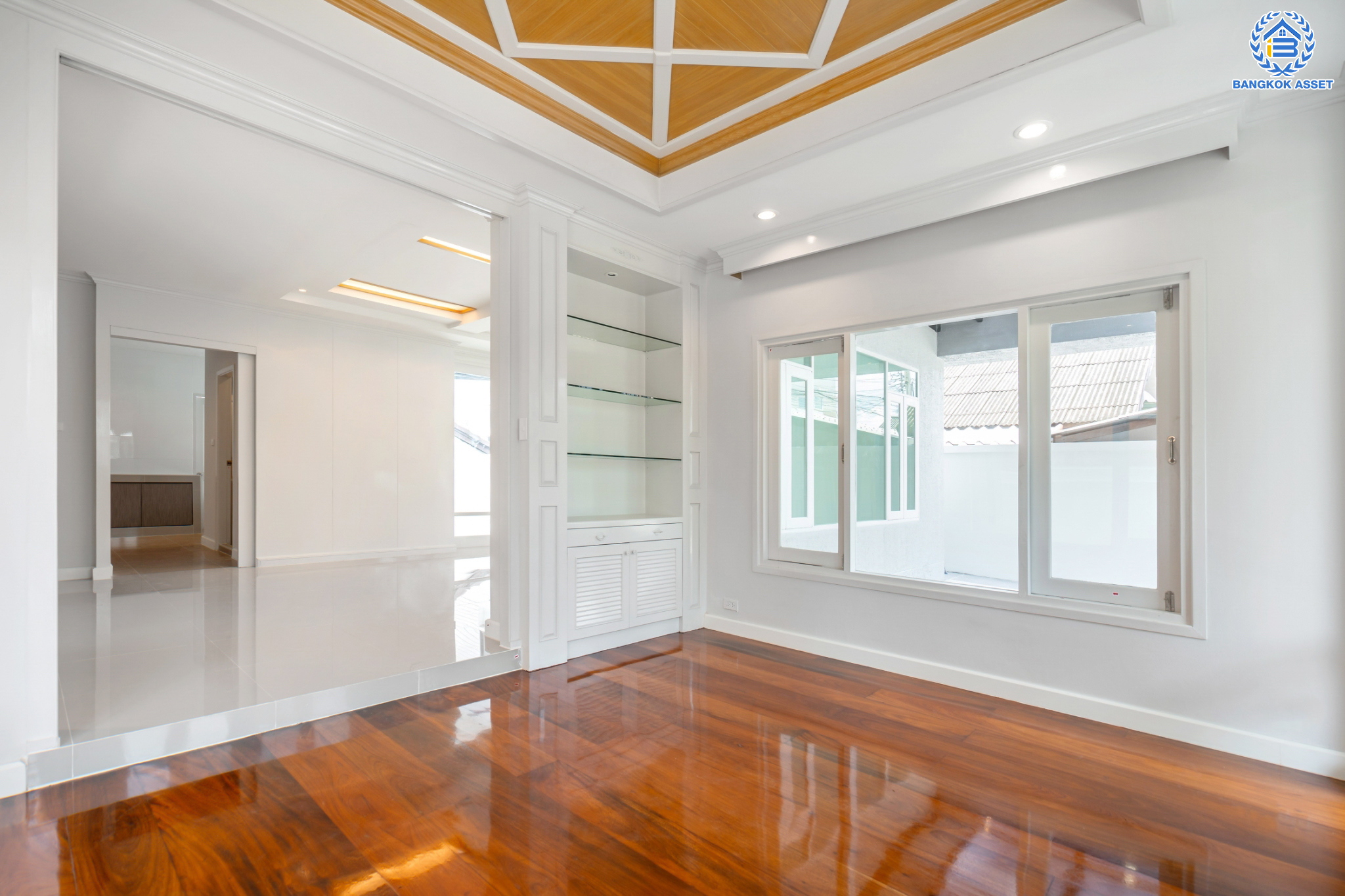 บ้านมือสองตกแต่งใหม่ ม.กฤษดานคร แจ้งวัฒนะ หลังใหญ่พิเศษ! เนื้อที่ 55 ตร.ว. ฟังก์ชันจัดเต็ม 4 ห้องนอน 4 ห้องน้ำ 1 ห้องแม่บ้าน จอดรถได้ 2 คัน พร้อม Built-in Furniture ดีไซน์ Classic บนทำเลศักยภาพ เชื่อมต่อหลายเส้นทาง ใกล้ทางด่วน, เมืองทองธานี, เซ็นทรัลแจ้งวัฒนะ และรถไฟฟ้าสายสีชมพู "สถานีแจ้งวัฒนะ-ปากเกร็ด 28"...