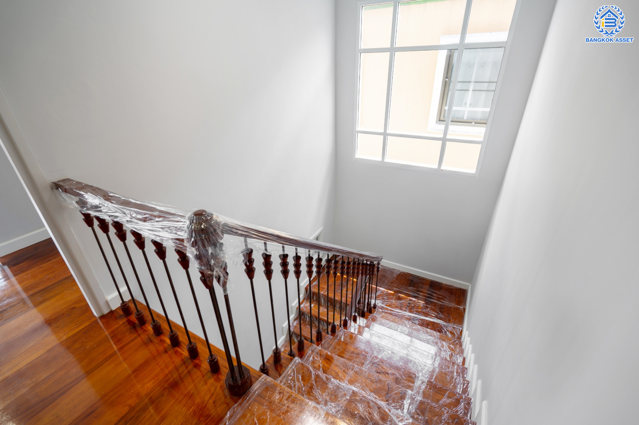 บ้านมือสองตกแต่งใหม่ ม.กฤษดานคร แจ้งวัฒนะ หลังใหญ่พิเศษ! เนื้อที่ 55 ตร.ว. ฟังก์ชันจัดเต็ม 4 ห้องนอน 4 ห้องน้ำ 1 ห้องแม่บ้าน จอดรถได้ 2 คัน พร้อม Built-in Furniture ดีไซน์ Classic บนทำเลศักยภาพ เชื่อมต่อหลายเส้นทาง ใกล้ทางด่วน, เมืองทองธานี, เซ็นทรัลแจ้งวัฒนะ และรถไฟฟ้าสายสีชมพู "สถานีแจ้งวัฒนะ-ปากเกร็ด 28"...