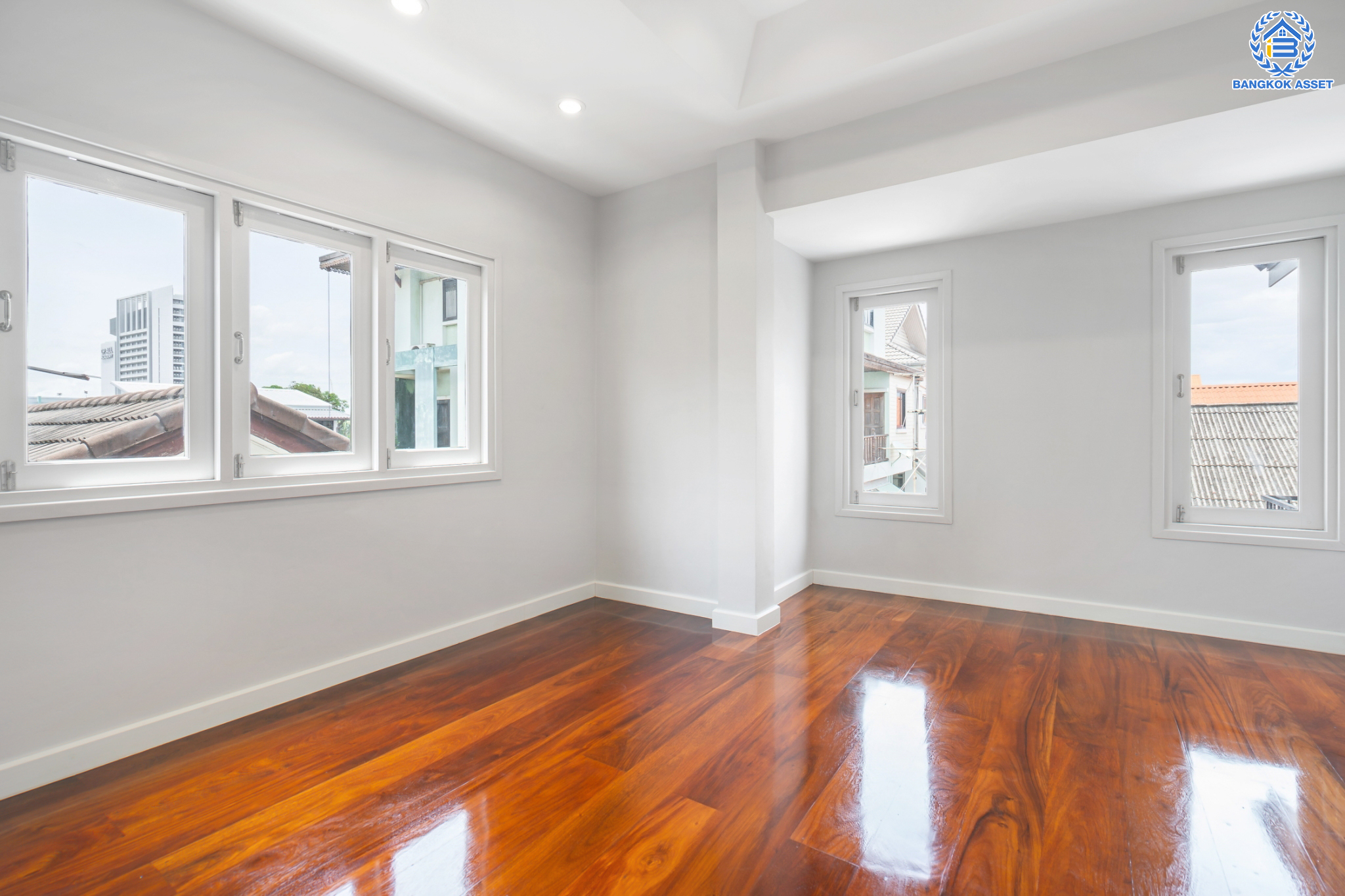 บ้านมือสองตกแต่งใหม่ ม.กฤษดานคร แจ้งวัฒนะ หลังใหญ่พิเศษ! เนื้อที่ 55 ตร.ว. ฟังก์ชันจัดเต็ม 4 ห้องนอน 4 ห้องน้ำ 1 ห้องแม่บ้าน จอดรถได้ 2 คัน พร้อม Built-in Furniture ดีไซน์ Classic บนทำเลศักยภาพ เชื่อมต่อหลายเส้นทาง ใกล้ทางด่วน, เมืองทองธานี, เซ็นทรัลแจ้งวัฒนะ และรถไฟฟ้าสายสีชมพู "สถานีแจ้งวัฒนะ-ปากเกร็ด 28"...