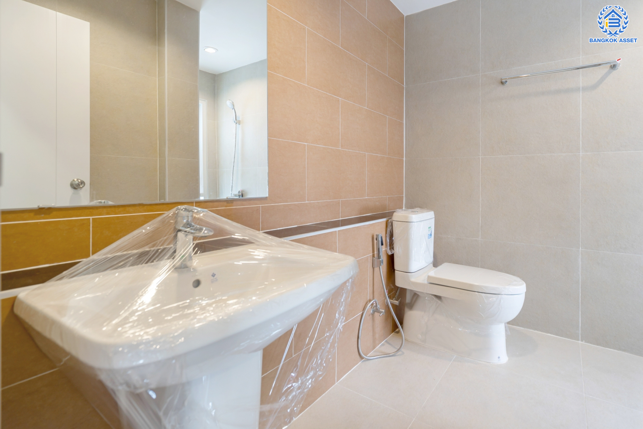 บ้านมือสองตกแต่งใหม่ ม.กฤษดานคร แจ้งวัฒนะ หลังใหญ่พิเศษ! เนื้อที่ 55 ตร.ว. ฟังก์ชันจัดเต็ม 4 ห้องนอน 4 ห้องน้ำ 1 ห้องแม่บ้าน จอดรถได้ 2 คัน พร้อม Built-in Furniture ดีไซน์ Classic บนทำเลศักยภาพ เชื่อมต่อหลายเส้นทาง ใกล้ทางด่วน, เมืองทองธานี, เซ็นทรัลแจ้งวัฒนะ และรถไฟฟ้าสายสีชมพู "สถานีแจ้งวัฒนะ-ปากเกร็ด 28"...