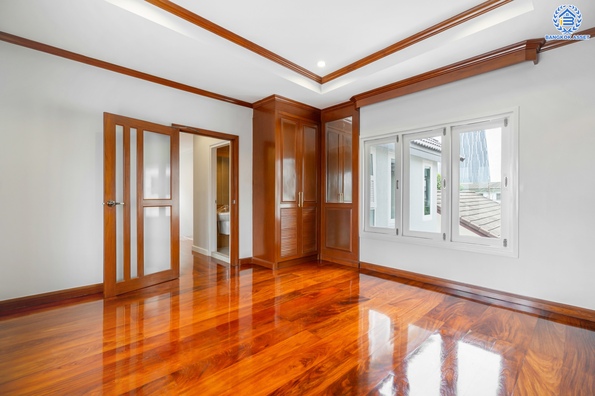 บ้านมือสองตกแต่งใหม่ ม.กฤษดานคร แจ้งวัฒนะ หลังใหญ่พิเศษ! เนื้อที่ 55 ตร.ว. ฟังก์ชันจัดเต็ม 4 ห้องนอน 4 ห้องน้ำ 1 ห้องแม่บ้าน จอดรถได้ 2 คัน พร้อม Built-in Furniture ดีไซน์ Classic บนทำเลศักยภาพ เชื่อมต่อหลายเส้นทาง ใกล้ทางด่วน, เมืองทองธานี, เซ็นทรัลแจ้งวัฒนะ และรถไฟฟ้าสายสีชมพู "สถานีแจ้งวัฒนะ-ปากเกร็ด 28"...