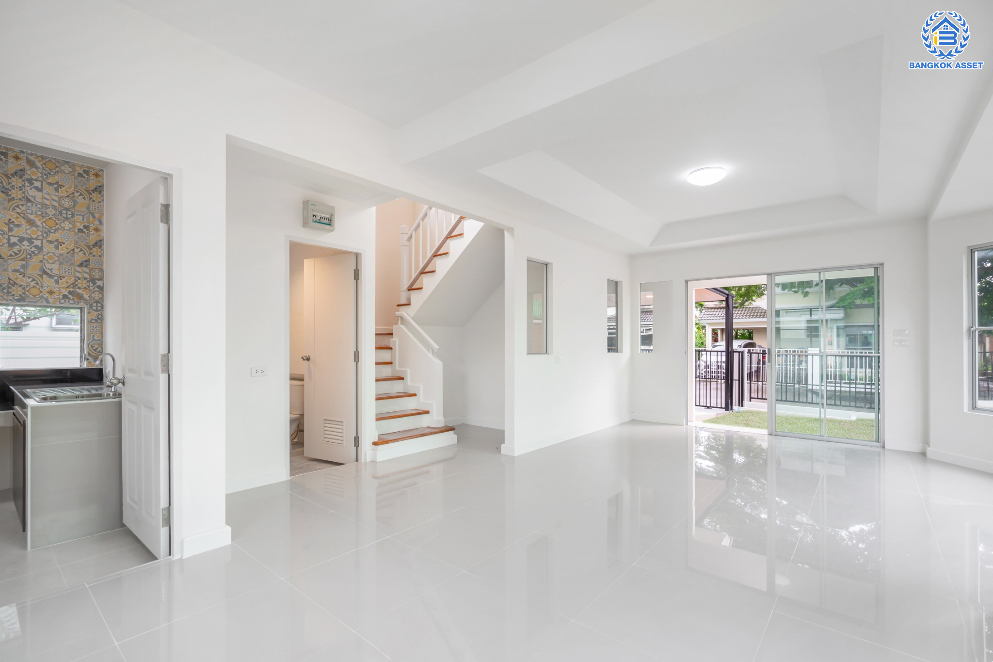 บ้านมือสองตกแต่งใหม่ แบรนด์ LH ม.พฤกษ์ลดา1 บางใหญ่-เซ็นทรัลเวสต์เกต หลังมุม เนื้อที่ 56 ตร.ว. ฟังก์ชัน 3 ห้องนอน 2 ห้องน้ำ 2 ที่จอดรถ บนทำเลเส้นทางสายหลัก "กาญจนาภิเษก" ใกล้เซ็นทรัลเวสต์เกต และเพียง 10 นาทีถึงรถไฟฟ้า "สถานีคลองบางไผ่"...