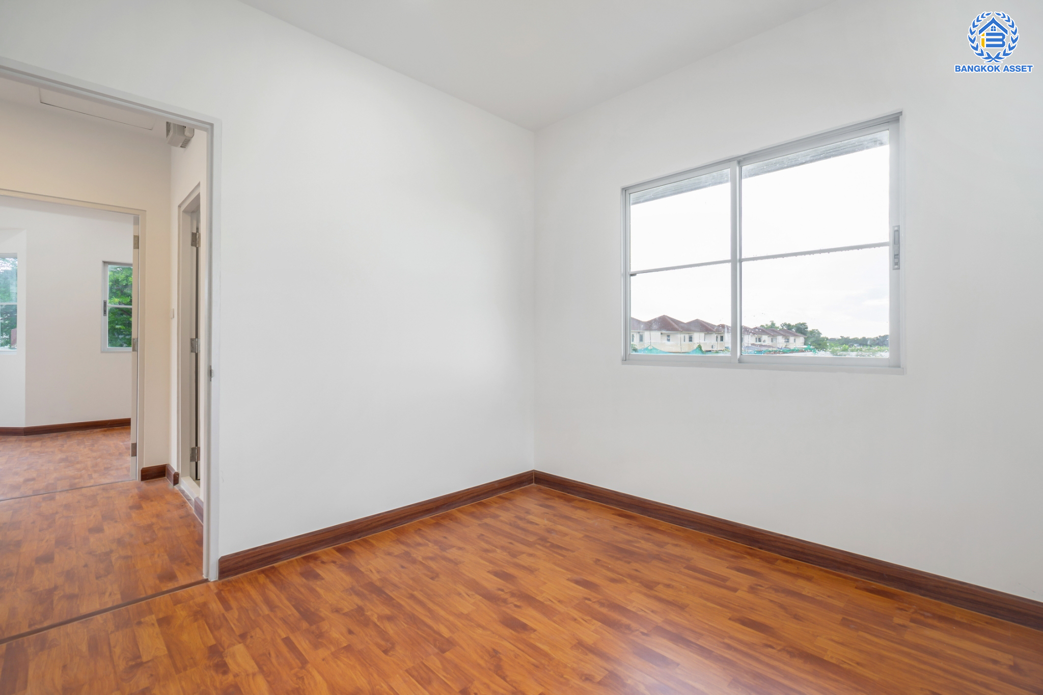 บ้านมือสองตกแต่งใหม่ แบรนด์ LH ม.พฤกษ์ลดา1 บางใหญ่-เซ็นทรัลเวสต์เกต หลังมุม เนื้อที่ 56 ตร.ว. ฟังก์ชัน 3 ห้องนอน 2 ห้องน้ำ 2 ที่จอดรถ บนทำเลเส้นทางสายหลัก "กาญจนาภิเษก" ใกล้เซ็นทรัลเวสต์เกต และเพียง 10 นาทีถึงรถไฟฟ้า "สถานีคลองบางไผ่"...