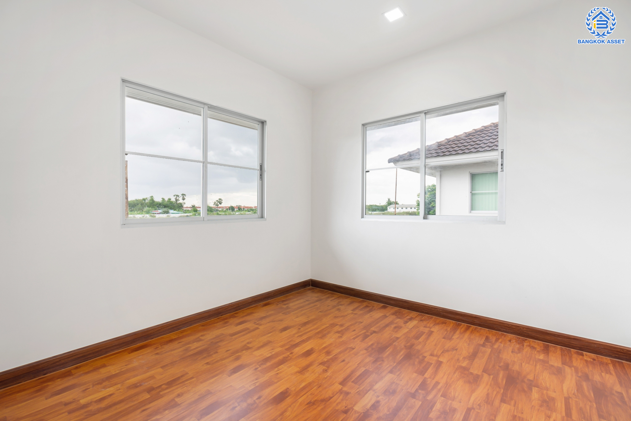 บ้านมือสองตกแต่งใหม่ แบรนด์ LH ม.พฤกษ์ลดา1 บางใหญ่-เซ็นทรัลเวสต์เกต หลังมุม เนื้อที่ 56 ตร.ว. ฟังก์ชัน 3 ห้องนอน 2 ห้องน้ำ 2 ที่จอดรถ บนทำเลเส้นทางสายหลัก "กาญจนาภิเษก" ใกล้เซ็นทรัลเวสต์เกต และเพียง 10 นาทีถึงรถไฟฟ้า "สถานีคลองบางไผ่"...