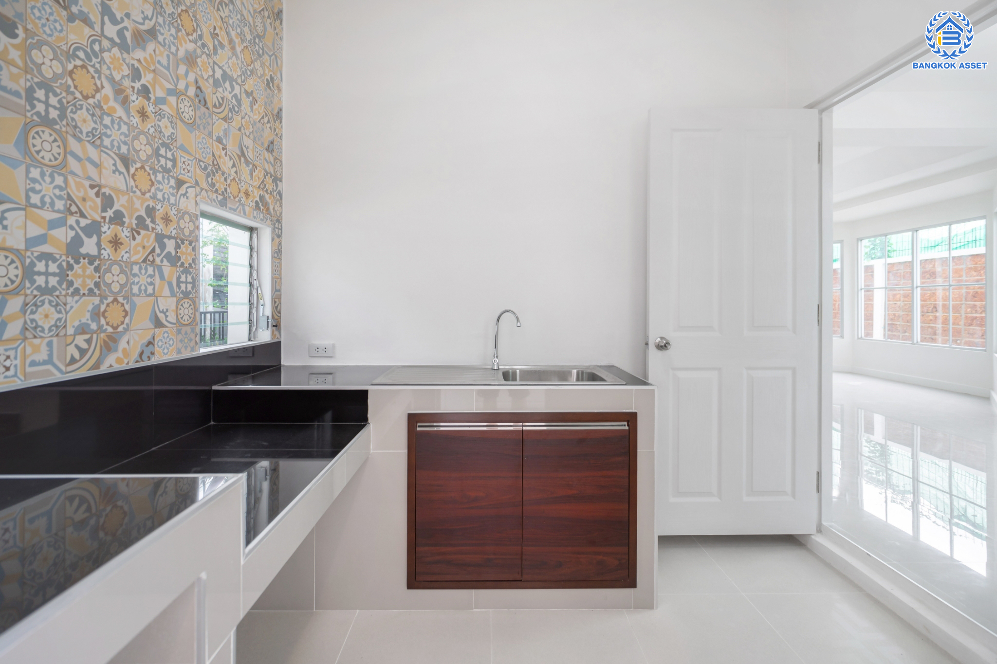 บ้านมือสองตกแต่งใหม่ แบรนด์ LH ม.พฤกษ์ลดา1 บางใหญ่-เซ็นทรัลเวสต์เกต หลังมุม เนื้อที่ 56 ตร.ว. ฟังก์ชัน 3 ห้องนอน 2 ห้องน้ำ 2 ที่จอดรถ บนทำเลเส้นทางสายหลัก "กาญจนาภิเษก" ใกล้เซ็นทรัลเวสต์เกต และเพียง 10 นาทีถึงรถไฟฟ้า "สถานีคลองบางไผ่"...