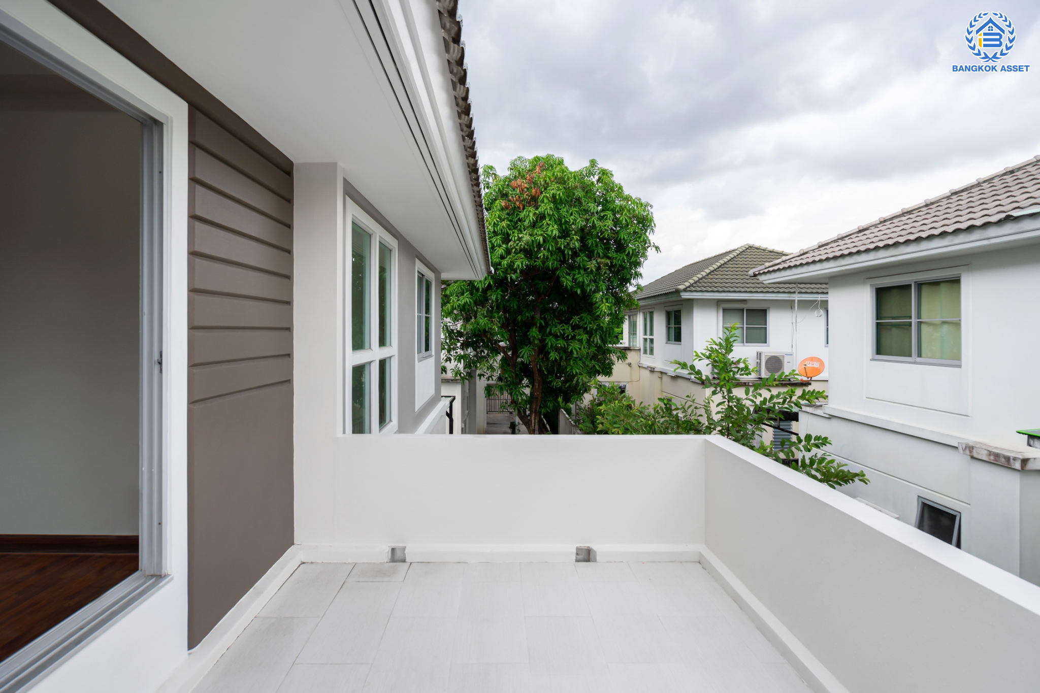 บ้านมือสองตกแต่งใหม่ แบรนด์ LH ม.พฤกษ์ลดา1 บางใหญ่-เซ็นทรัลเวสต์เกต หลังมุม เนื้อที่ 56 ตร.ว. ฟังก์ชัน 3 ห้องนอน 2 ห้องน้ำ 2 ที่จอดรถ บนทำเลเส้นทางสายหลัก "กาญจนาภิเษก" ใกล้เซ็นทรัลเวสต์เกต และเพียง 10 นาทีถึงรถไฟฟ้า "สถานีคลองบางไผ่"...