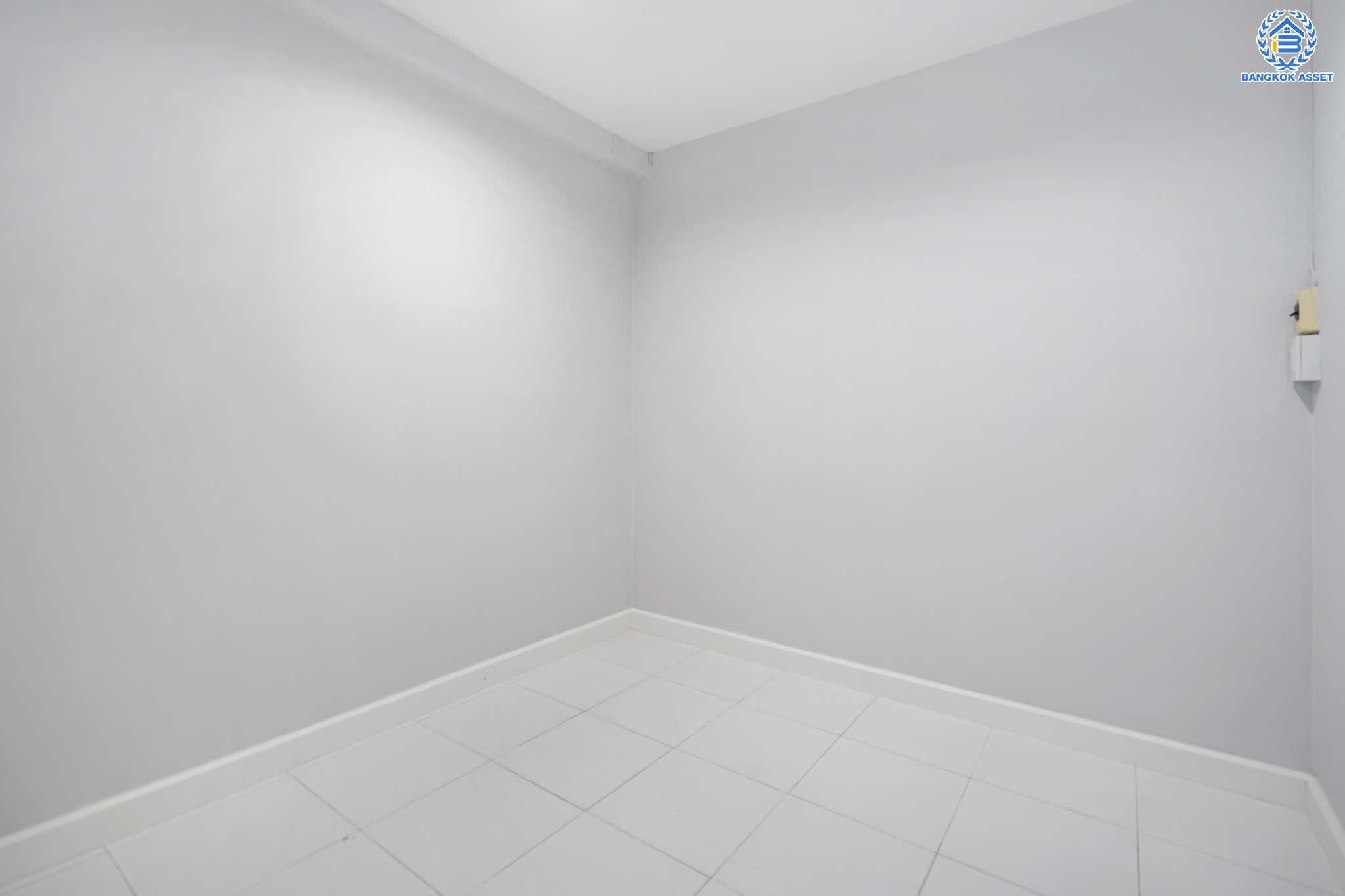 บ้านมือสองตกแต่งใหม่ หลังใหญ่พิเศษ! ม.ชวนชื่นกรีนวิลล์ บรมราชชนนี-พุทธมณฑลสาย2 #หลังมุม เนื้อที่ 85 ตร.ว. ฟังก์ชันจัดเต็ม 4 ห้องนอน 4 ห้องน้ำ 1 ห้องแม่บ้าน จอดรถได้ 2 คัน บนทำเลศักยภาพ เข้า-ออกได้ทั้ง ถ.พุทธมณฑลสาย2 และ ถ.กาญจนาภิเษก ใกล้ทางคู่ขนานลอยฟ้าบรมราชชนนี, เซ็นทรัลปิ่นเกล้า และม.มหิดล...