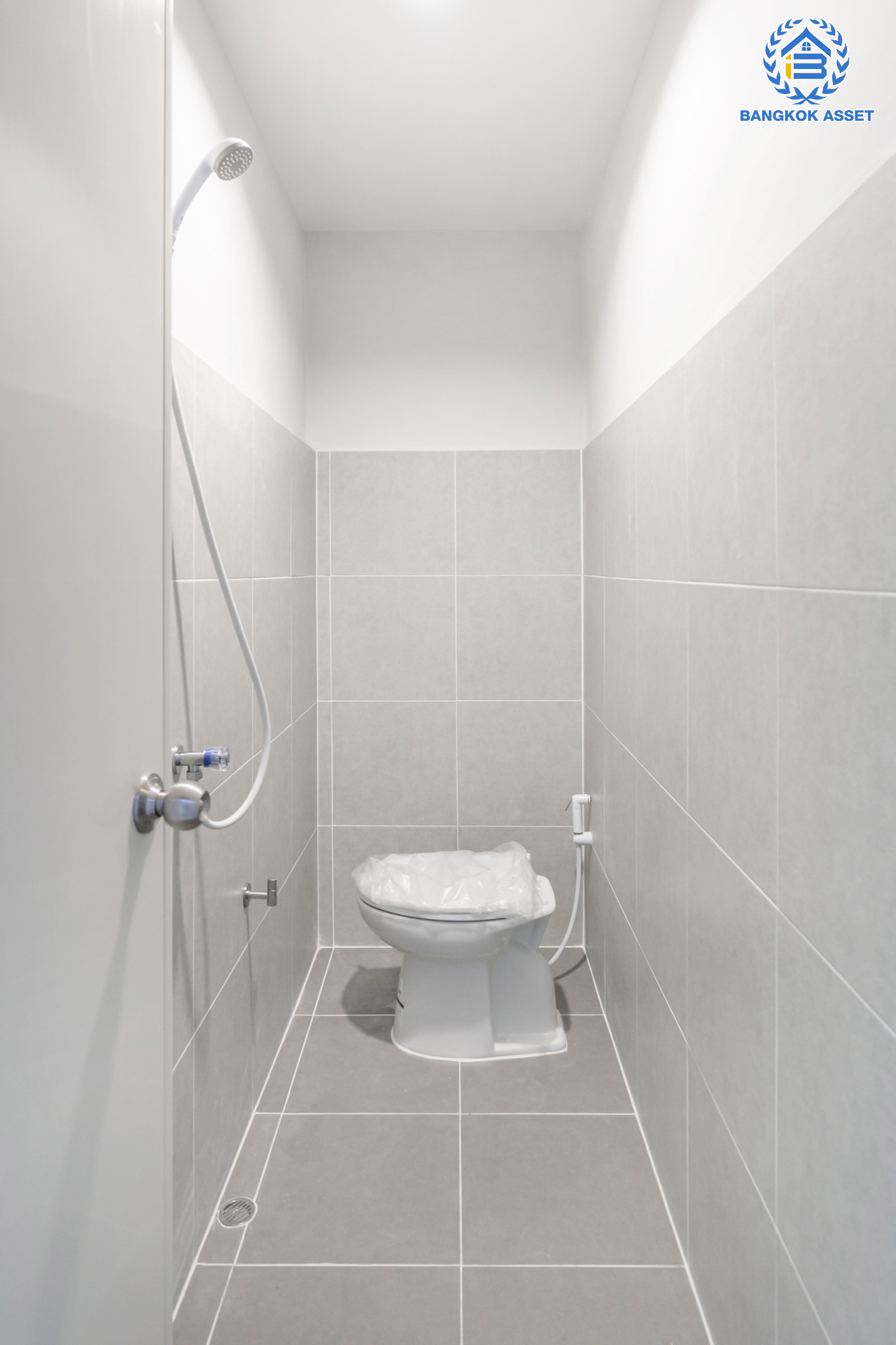 บ้านมือสองตกแต่งใหม่ หลังใหญ่พิเศษ! ม.ชวนชื่นกรีนวิลล์ บรมราชชนนี-พุทธมณฑลสาย2 #หลังมุม เนื้อที่ 85 ตร.ว. ฟังก์ชันจัดเต็ม 4 ห้องนอน 4 ห้องน้ำ 1 ห้องแม่บ้าน จอดรถได้ 2 คัน บนทำเลศักยภาพ เข้า-ออกได้ทั้ง ถ.พุทธมณฑลสาย2 และ ถ.กาญจนาภิเษก ใกล้ทางคู่ขนานลอยฟ้าบรมราชชนนี, เซ็นทรัลปิ่นเกล้า และม.มหิดล...