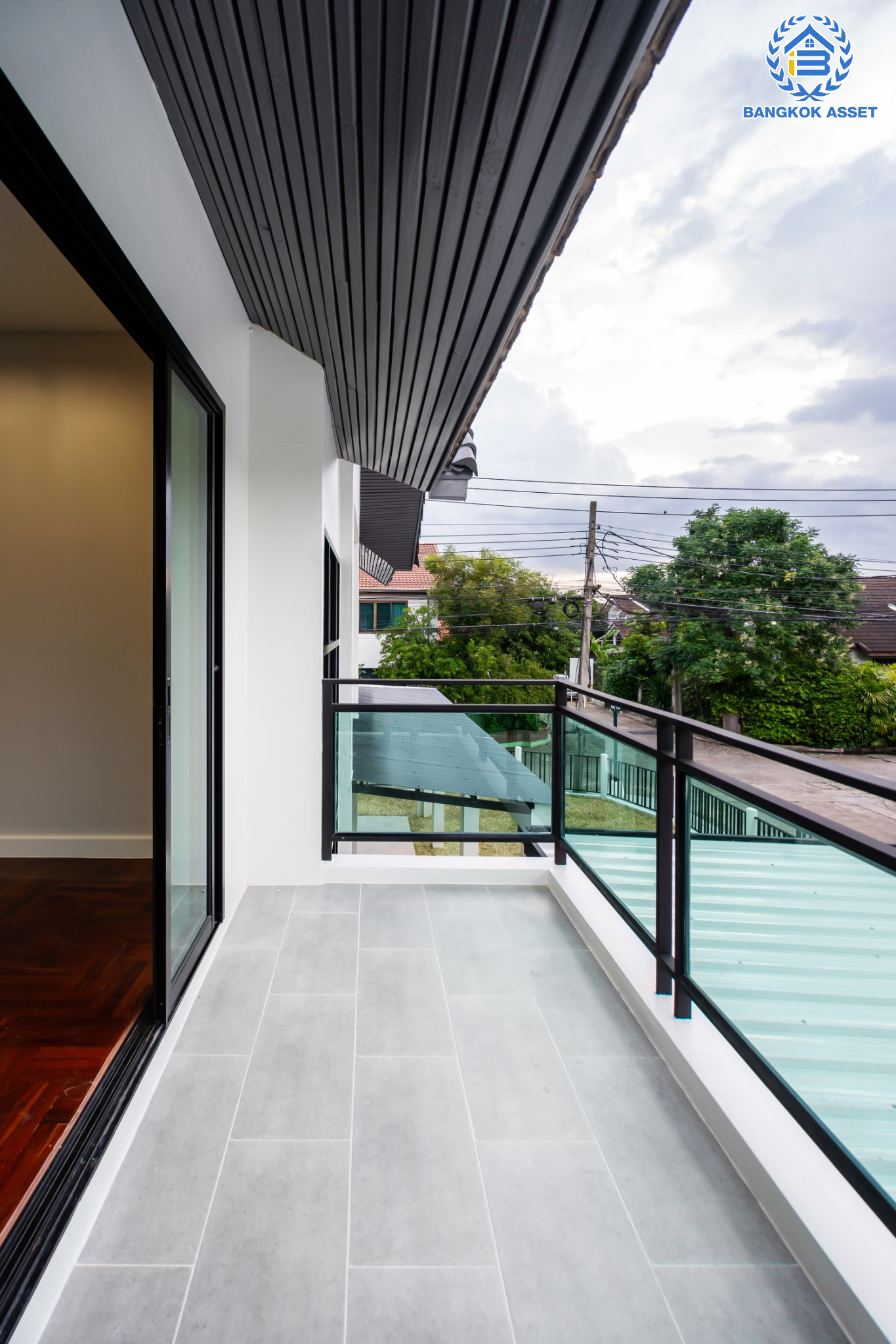 บ้านมือสองตกแต่งใหม่ หลังใหญ่พิเศษ! ม.ชวนชื่นกรีนวิลล์ บรมราชชนนี-พุทธมณฑลสาย2 #หลังมุม เนื้อที่ 85 ตร.ว. ฟังก์ชันจัดเต็ม 4 ห้องนอน 4 ห้องน้ำ 1 ห้องแม่บ้าน จอดรถได้ 2 คัน บนทำเลศักยภาพ เข้า-ออกได้ทั้ง ถ.พุทธมณฑลสาย2 และ ถ.กาญจนาภิเษก ใกล้ทางคู่ขนานลอยฟ้าบรมราชชนนี, เซ็นทรัลปิ่นเกล้า และม.มหิดล...