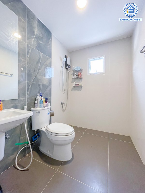 *****บ้านเดี่ยวมือสองนนทบุรี หลังมุม พร้อมอยู่ ม.เอ็มเวนิว เวสต์เกต บางใหญ่-กาญจนาภิเษก บ้านสวยฟังก์ชันครบ รองรับครอบครัวขนาดใหญ่ 4 ห้องนอน 3 ห้องน้ำ 2 ที่จอดรถ  พร้อมต่อเติมเรือนรับรอง 1 หลัง บนทำเลศักยภาพ ใกล้เซ็นทรัลเวสต์เกต และ MRT สายสีม่วง "สถานีคลองบางไผ่"