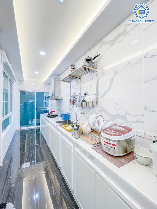 *****บ้านเดี่ยวมือสองนนทบุรี หลังมุม พร้อมอยู่ ม.เอ็มเวนิว เวสต์เกต บางใหญ่-กาญจนาภิเษก บ้านสวยฟังก์ชันครบ รองรับครอบครัวขนาดใหญ่ 4 ห้องนอน 3 ห้องน้ำ 2 ที่จอดรถ  พร้อมต่อเติมเรือนรับรอง 1 หลัง บนทำเลศักยภาพ ใกล้เซ็นทรัลเวสต์เกต และ MRT สายสีม่วง "สถานีคลองบางไผ่"