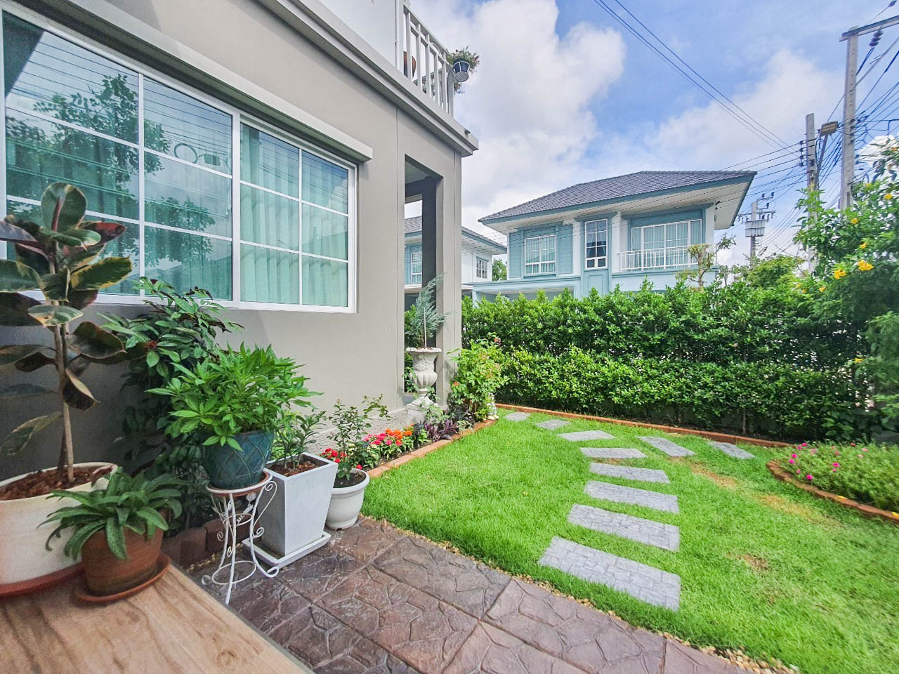 *****บ้านเดี่ยวมือสองนนทบุรี หลังมุม พร้อมอยู่ ม.เอ็มเวนิว เวสต์เกต บางใหญ่-กาญจนาภิเษก บ้านสวยฟังก์ชันครบ รองรับครอบครัวขนาดใหญ่ 4 ห้องนอน 3 ห้องน้ำ 2 ที่จอดรถ  พร้อมต่อเติมเรือนรับรอง 1 หลัง บนทำเลศักยภาพ ใกล้เซ็นทรัลเวสต์เกต และ MRT สายสีม่วง "สถานีคลองบางไผ่"