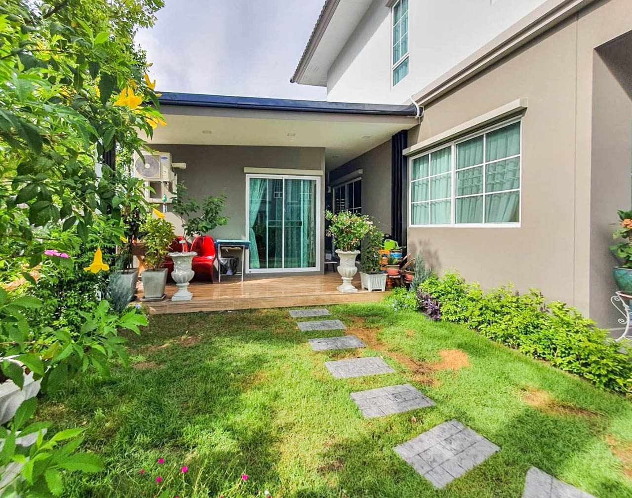 *****บ้านเดี่ยวมือสองนนทบุรี หลังมุม พร้อมอยู่ ม.เอ็มเวนิว เวสต์เกต บางใหญ่-กาญจนาภิเษก บ้านสวยฟังก์ชันครบ รองรับครอบครัวขนาดใหญ่ 4 ห้องนอน 3 ห้องน้ำ 2 ที่จอดรถ  พร้อมต่อเติมเรือนรับรอง 1 หลัง บนทำเลศักยภาพ ใกล้เซ็นทรัลเวสต์เกต และ MRT สายสีม่วง "สถานีคลองบางไผ่"