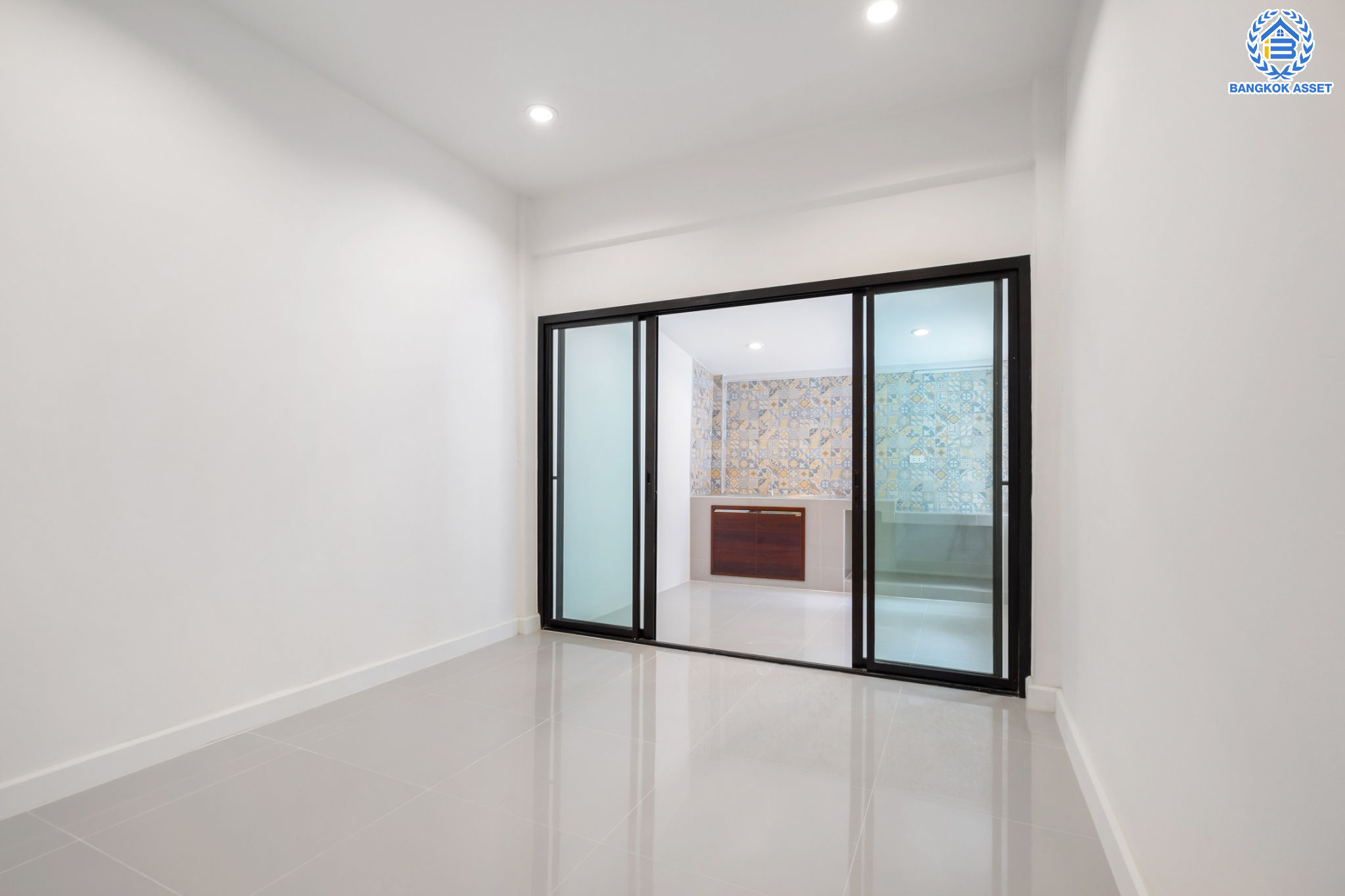 บ้านมือสองตกแต่งใหม่ ทาวน์เฮ้าส์ 3 ชั้น ม.พาราไดซ์วิลล์ ลาดพร้าว หลังใหญ่ เนื้อที่ 29.6 ตร.ว. ฟังก์ชัน 3 ห้องนอน 2 ห้องน้ำ 1 ห้องอเนกประสงค์ 1 ที่จอดรถ พร้อม Living Room กว้างขวาง ทำเลใจกลางเมือง เชื่อมต่อทั้ง ถ.ประเสริฐมนูญกิจ, ถ.ลาดพร้าว, ถ.รามอินทรา ใกล้ทางด่วนรามอินทรา และรถไฟฟ้าสายสีน้ำตาล (สายอนาคต) "สถานีโรงเรียนสตรีวิทยา2"...