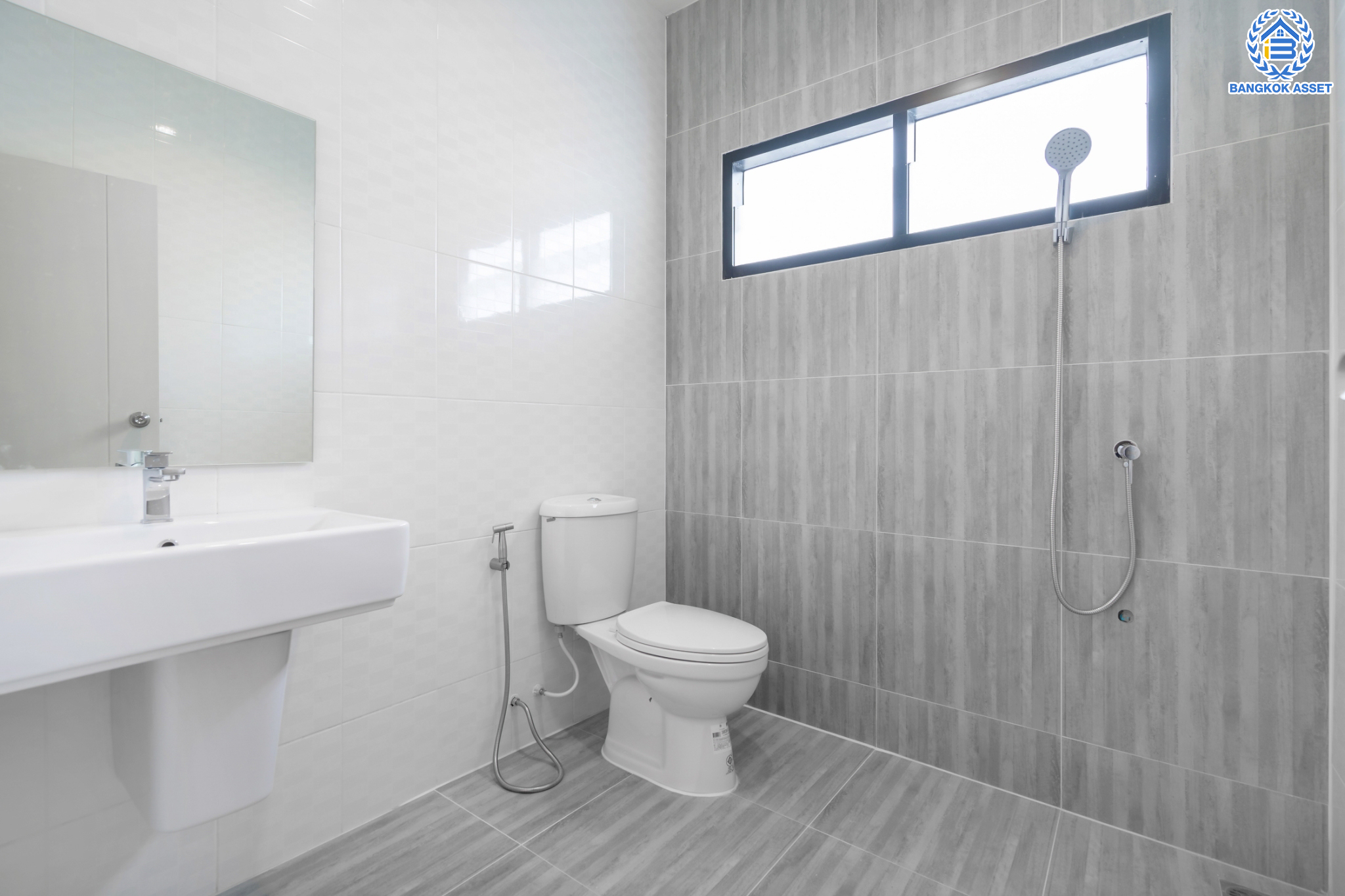 บ้านมือสองตกแต่งใหม่ ทาวน์เฮ้าส์ 3 ชั้น ม.พาราไดซ์วิลล์ ลาดพร้าว หลังใหญ่ เนื้อที่ 29.6 ตร.ว. ฟังก์ชัน 3 ห้องนอน 2 ห้องน้ำ 1 ห้องอเนกประสงค์ 1 ที่จอดรถ พร้อม Living Room กว้างขวาง ทำเลใจกลางเมือง เชื่อมต่อทั้ง ถ.ประเสริฐมนูญกิจ, ถ.ลาดพร้าว, ถ.รามอินทรา ใกล้ทางด่วนรามอินทรา และรถไฟฟ้าสายสีน้ำตาล (สายอนาคต) "สถานีโรงเรียนสตรีวิทยา2"...