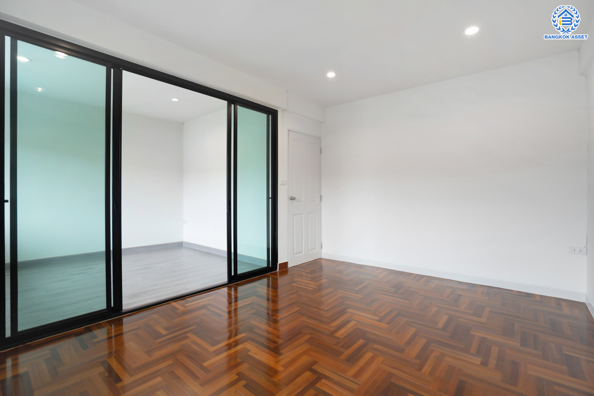 บ้านมือสองตกแต่งใหม่ ทาวน์เฮ้าส์ 3 ชั้น ม.พาราไดซ์วิลล์ ลาดพร้าว หลังใหญ่ เนื้อที่ 29.6 ตร.ว. ฟังก์ชัน 3 ห้องนอน 2 ห้องน้ำ 1 ห้องอเนกประสงค์ 1 ที่จอดรถ พร้อม Living Room กว้างขวาง ทำเลใจกลางเมือง เชื่อมต่อทั้ง ถ.ประเสริฐมนูญกิจ, ถ.ลาดพร้าว, ถ.รามอินทรา ใกล้ทางด่วนรามอินทรา และรถไฟฟ้าสายสีน้ำตาล (สายอนาคต) "สถานีโรงเรียนสตรีวิทยา2"...