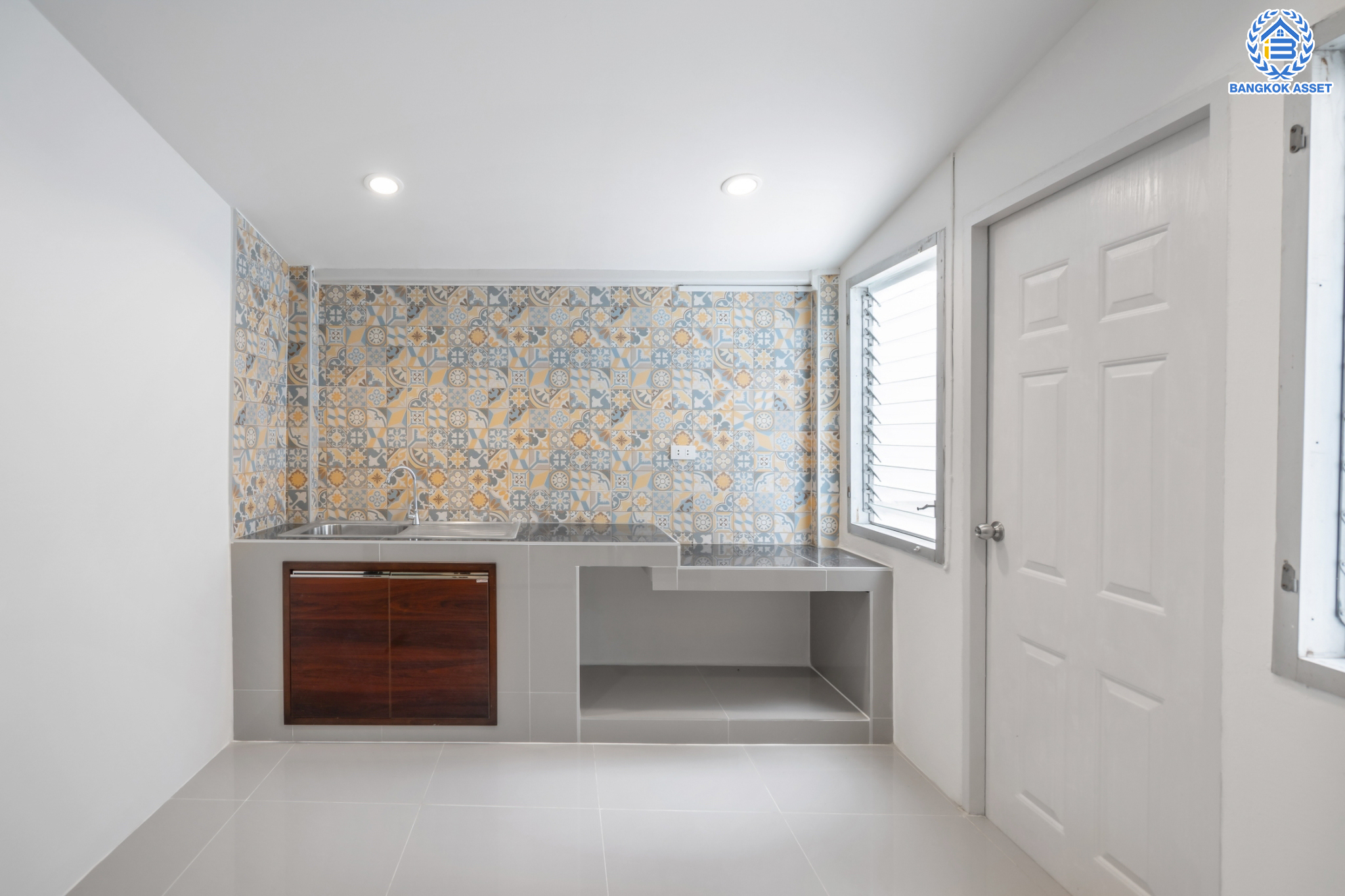 บ้านมือสองตกแต่งใหม่ ทาวน์เฮ้าส์ 3 ชั้น ม.พาราไดซ์วิลล์ ลาดพร้าว หลังใหญ่ เนื้อที่ 29.6 ตร.ว. ฟังก์ชัน 3 ห้องนอน 2 ห้องน้ำ 1 ห้องอเนกประสงค์ 1 ที่จอดรถ พร้อม Living Room กว้างขวาง ทำเลใจกลางเมือง เชื่อมต่อทั้ง ถ.ประเสริฐมนูญกิจ, ถ.ลาดพร้าว, ถ.รามอินทรา ใกล้ทางด่วนรามอินทรา และรถไฟฟ้าสายสีน้ำตาล (สายอนาคต) "สถานีโรงเรียนสตรีวิทยา2"...