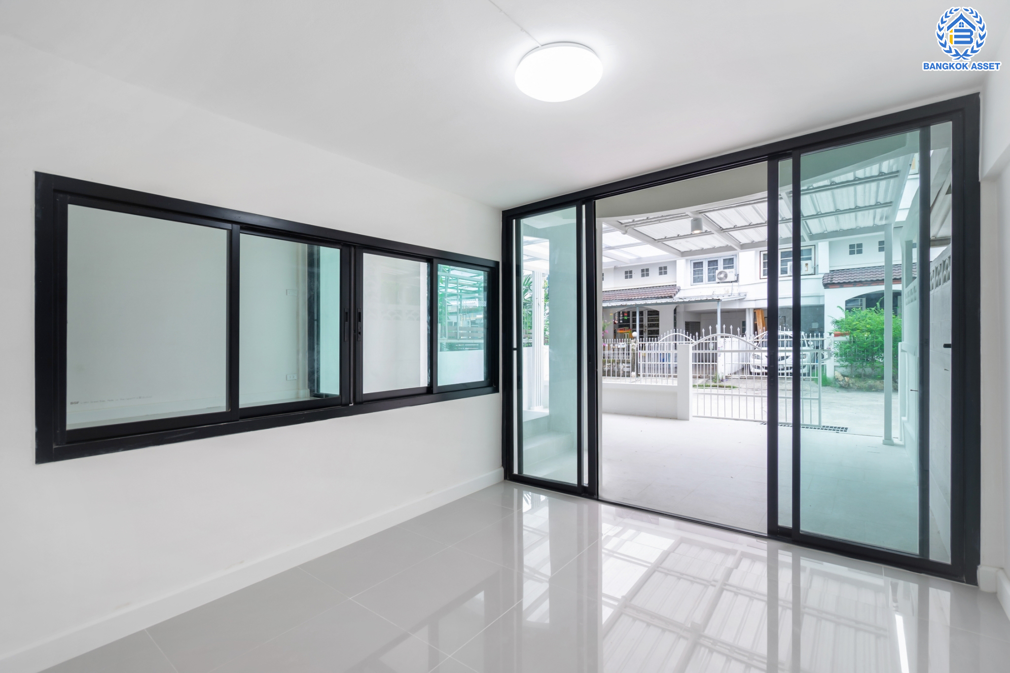 บ้านมือสองตกแต่งใหม่ ทาวน์เฮ้าส์ 3 ชั้น ม.พาราไดซ์วิลล์ ลาดพร้าว หลังใหญ่ เนื้อที่ 29.6 ตร.ว. ฟังก์ชัน 3 ห้องนอน 2 ห้องน้ำ 1 ห้องอเนกประสงค์ 1 ที่จอดรถ พร้อม Living Room กว้างขวาง ทำเลใจกลางเมือง เชื่อมต่อทั้ง ถ.ประเสริฐมนูญกิจ, ถ.ลาดพร้าว, ถ.รามอินทรา ใกล้ทางด่วนรามอินทรา และรถไฟฟ้าสายสีน้ำตาล (สายอนาคต) "สถานีโรงเรียนสตรีวิทยา2"...