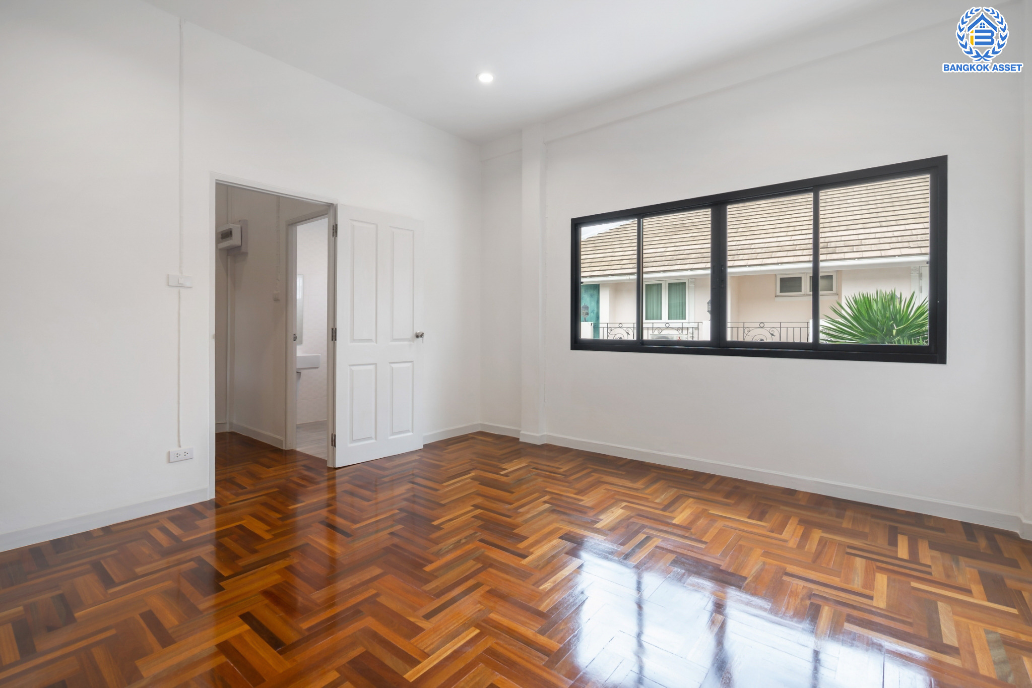 บ้านมือสองตกแต่งใหม่ ทาวน์เฮ้าส์ 3 ชั้น ม.พาราไดซ์วิลล์ ลาดพร้าว หลังใหญ่ เนื้อที่ 29.6 ตร.ว. ฟังก์ชัน 3 ห้องนอน 2 ห้องน้ำ 1 ห้องอเนกประสงค์ 1 ที่จอดรถ พร้อม Living Room กว้างขวาง ทำเลใจกลางเมือง เชื่อมต่อทั้ง ถ.ประเสริฐมนูญกิจ, ถ.ลาดพร้าว, ถ.รามอินทรา ใกล้ทางด่วนรามอินทรา และรถไฟฟ้าสายสีน้ำตาล (สายอนาคต) "สถานีโรงเรียนสตรีวิทยา2"...