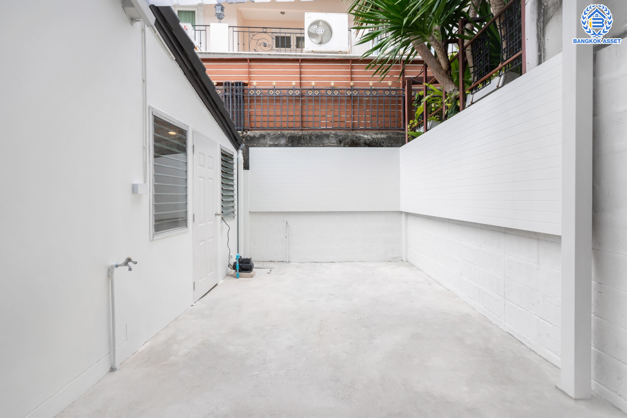 บ้านมือสองตกแต่งใหม่ ทาวน์เฮ้าส์ 3 ชั้น ม.พาราไดซ์วิลล์ ลาดพร้าว หลังใหญ่ เนื้อที่ 29.6 ตร.ว. ฟังก์ชัน 3 ห้องนอน 2 ห้องน้ำ 1 ห้องอเนกประสงค์ 1 ที่จอดรถ พร้อม Living Room กว้างขวาง ทำเลใจกลางเมือง เชื่อมต่อทั้ง ถ.ประเสริฐมนูญกิจ, ถ.ลาดพร้าว, ถ.รามอินทรา ใกล้ทางด่วนรามอินทรา และรถไฟฟ้าสายสีน้ำตาล (สายอนาคต) "สถานีโรงเรียนสตรีวิทยา2"...