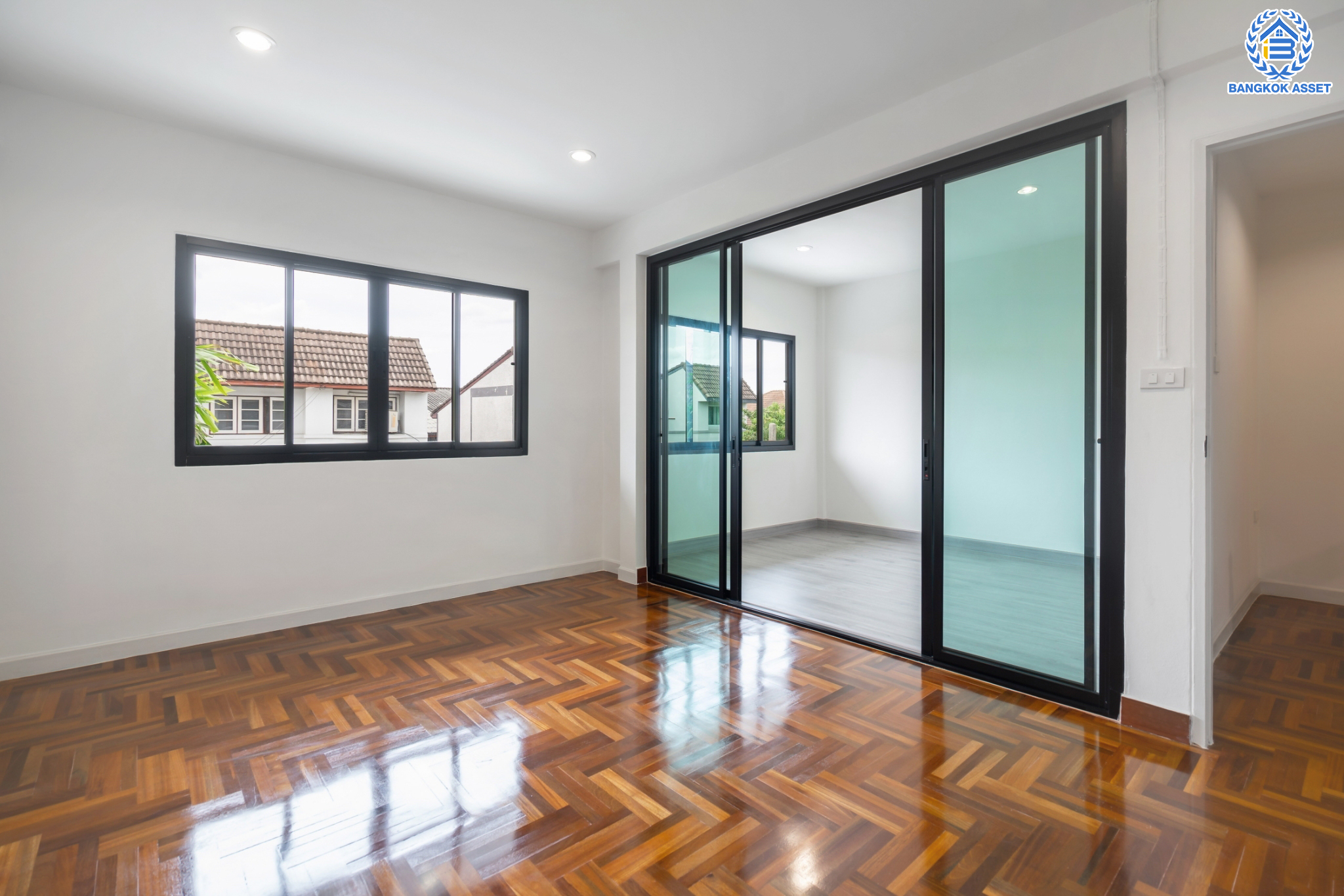 บ้านมือสองตกแต่งใหม่ ทาวน์เฮ้าส์ 3 ชั้น ม.พาราไดซ์วิลล์ ลาดพร้าว หลังใหญ่ เนื้อที่ 29.6 ตร.ว. ฟังก์ชัน 3 ห้องนอน 2 ห้องน้ำ 1 ห้องอเนกประสงค์ 1 ที่จอดรถ พร้อม Living Room กว้างขวาง ทำเลใจกลางเมือง เชื่อมต่อทั้ง ถ.ประเสริฐมนูญกิจ, ถ.ลาดพร้าว, ถ.รามอินทรา ใกล้ทางด่วนรามอินทรา และรถไฟฟ้าสายสีน้ำตาล (สายอนาคต) "สถานีโรงเรียนสตรีวิทยา2"...