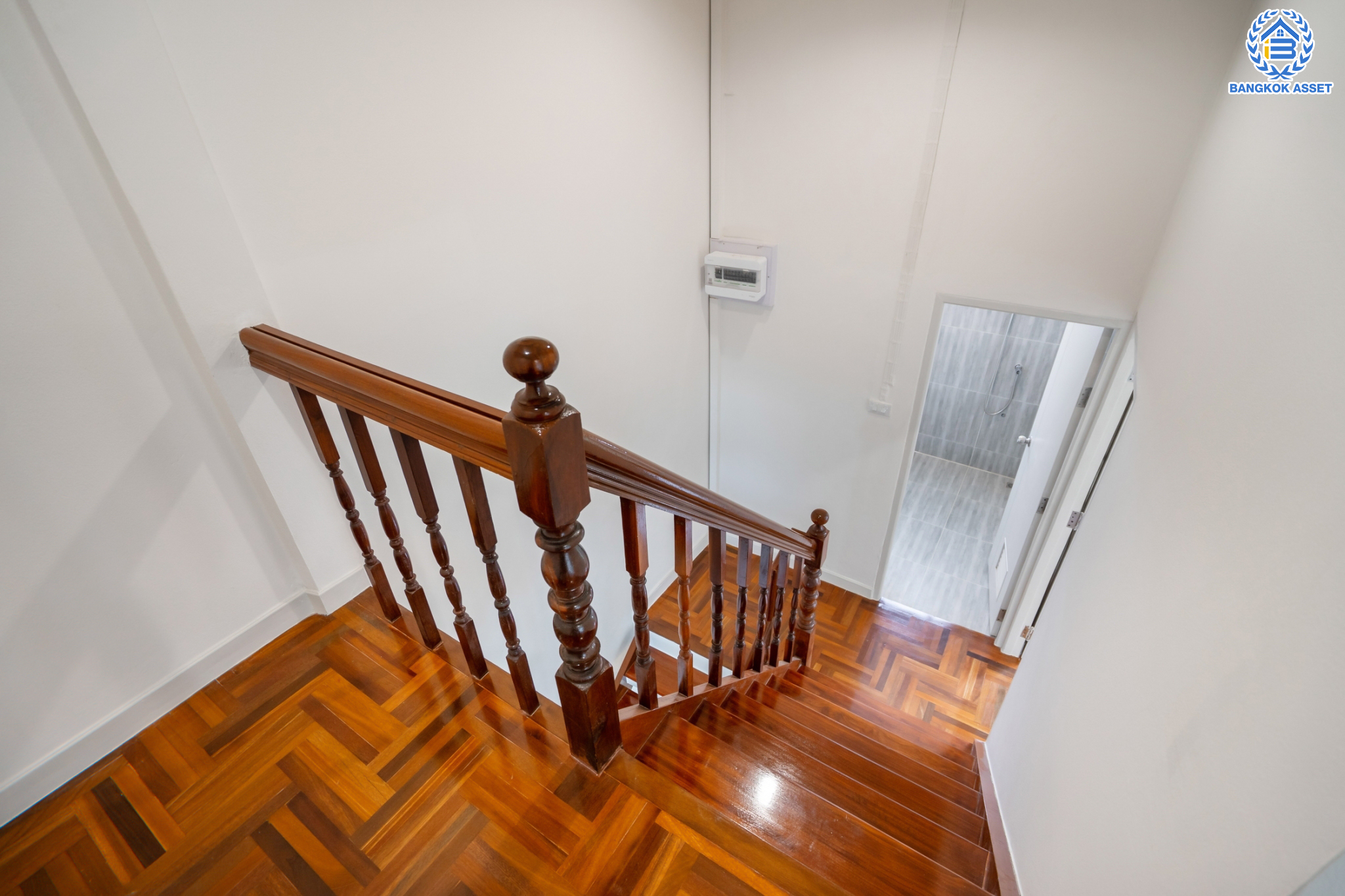 บ้านมือสองตกแต่งใหม่ ทาวน์เฮ้าส์ 3 ชั้น ม.พาราไดซ์วิลล์ ลาดพร้าว หลังใหญ่ เนื้อที่ 29.6 ตร.ว. ฟังก์ชัน 3 ห้องนอน 2 ห้องน้ำ 1 ห้องอเนกประสงค์ 1 ที่จอดรถ พร้อม Living Room กว้างขวาง ทำเลใจกลางเมือง เชื่อมต่อทั้ง ถ.ประเสริฐมนูญกิจ, ถ.ลาดพร้าว, ถ.รามอินทรา ใกล้ทางด่วนรามอินทรา และรถไฟฟ้าสายสีน้ำตาล (สายอนาคต) "สถานีโรงเรียนสตรีวิทยา2"...