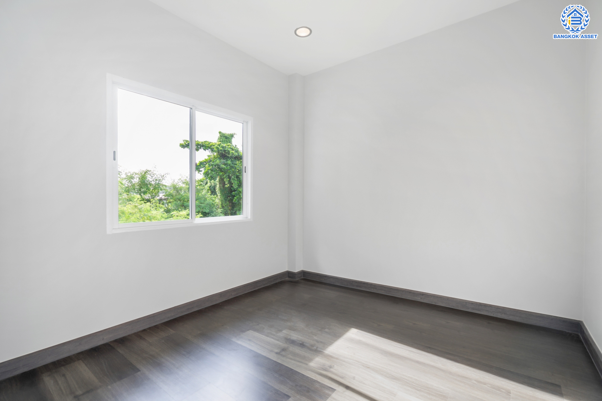 บ้านเดี่ยวมือสองนนทบุรี หลังมุม ม.บ้านณดล รัตนาธิเบศร์-เรวดี เนื้อที่ 58.5 ตร.ว. พร้อมเข้าอยู่ ฟังก์ชัน 3 ห้องนอน 3 ห้องน้ำ จอดรถได้ 2 คัน พร้อมตอบโจทย์ทุกการเข้าอยู่ บนทำเลเดินทางสะดวก เข้า-ออก ได้หลายเส้นทาง ใกล้เซ็นทรัลรัตนาธิเบศร์ และรถไฟฟ้าสายสีม่วง "สถานีสะพานพระนั่งเกล้า