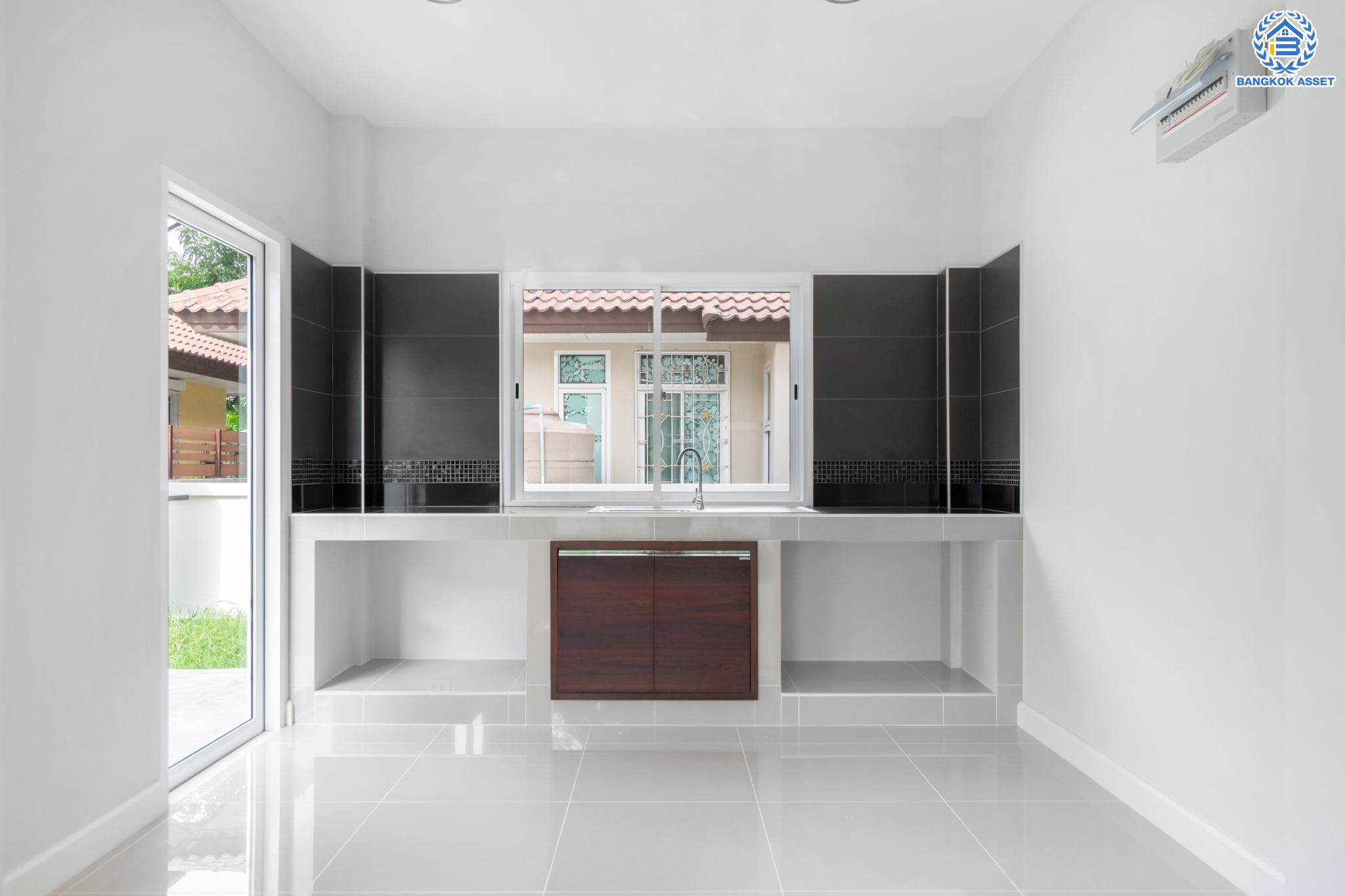 บ้านเดี่ยวมือสองนนทบุรี หลังมุม ม.บ้านณดล รัตนาธิเบศร์-เรวดี เนื้อที่ 58.5 ตร.ว. พร้อมเข้าอยู่ ฟังก์ชัน 3 ห้องนอน 3 ห้องน้ำ จอดรถได้ 2 คัน พร้อมตอบโจทย์ทุกการเข้าอยู่ บนทำเลเดินทางสะดวก เข้า-ออก ได้หลายเส้นทาง ใกล้เซ็นทรัลรัตนาธิเบศร์ และรถไฟฟ้าสายสีม่วง "สถานีสะพานพระนั่งเกล้า