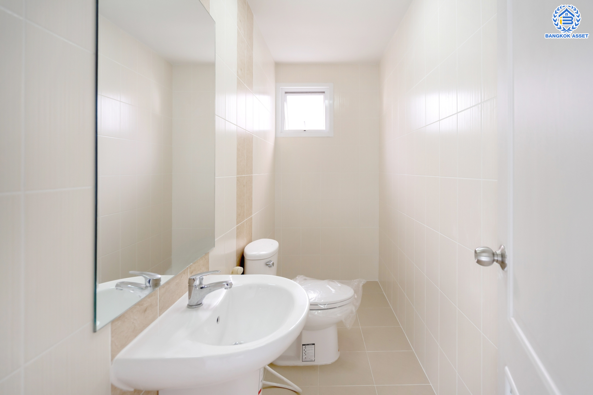 บ้านเดี่ยวมือสองนนทบุรี หลังมุม ม.บ้านณดล รัตนาธิเบศร์-เรวดี เนื้อที่ 58.5 ตร.ว. พร้อมเข้าอยู่ ฟังก์ชัน 3 ห้องนอน 3 ห้องน้ำ จอดรถได้ 2 คัน พร้อมตอบโจทย์ทุกการเข้าอยู่ บนทำเลเดินทางสะดวก เข้า-ออก ได้หลายเส้นทาง ใกล้เซ็นทรัลรัตนาธิเบศร์ และรถไฟฟ้าสายสีม่วง "สถานีสะพานพระนั่งเกล้า