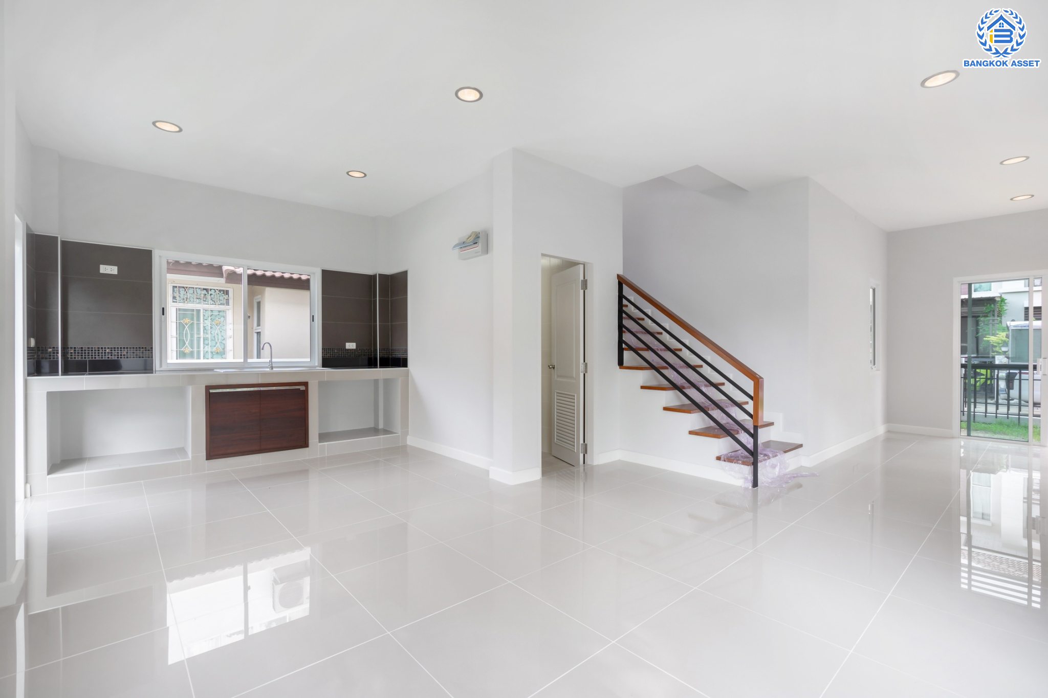 บ้านเดี่ยวมือสองนนทบุรี หลังมุม ม.บ้านณดล รัตนาธิเบศร์-เรวดี เนื้อที่ 58.5 ตร.ว. พร้อมเข้าอยู่ ฟังก์ชัน 3 ห้องนอน 3 ห้องน้ำ จอดรถได้ 2 คัน พร้อมตอบโจทย์ทุกการเข้าอยู่ บนทำเลเดินทางสะดวก เข้า-ออก ได้หลายเส้นทาง ใกล้เซ็นทรัลรัตนาธิเบศร์ และรถไฟฟ้าสายสีม่วง "สถานีสะพานพระนั่งเกล้า