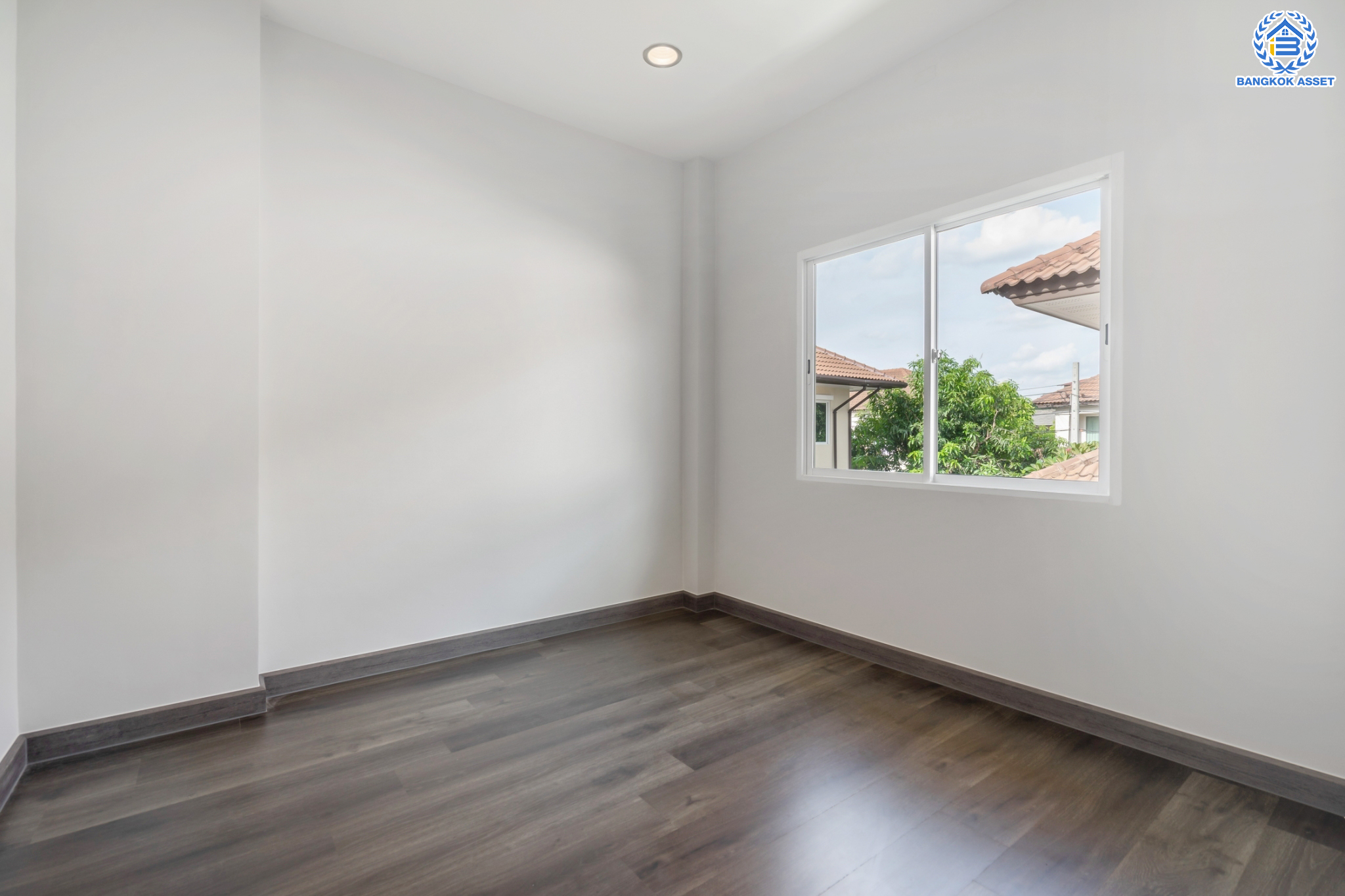 บ้านเดี่ยวมือสองนนทบุรี หลังมุม ม.บ้านณดล รัตนาธิเบศร์-เรวดี เนื้อที่ 58.5 ตร.ว. พร้อมเข้าอยู่ ฟังก์ชัน 3 ห้องนอน 3 ห้องน้ำ จอดรถได้ 2 คัน พร้อมตอบโจทย์ทุกการเข้าอยู่ บนทำเลเดินทางสะดวก เข้า-ออก ได้หลายเส้นทาง ใกล้เซ็นทรัลรัตนาธิเบศร์ และรถไฟฟ้าสายสีม่วง "สถานีสะพานพระนั่งเกล้า