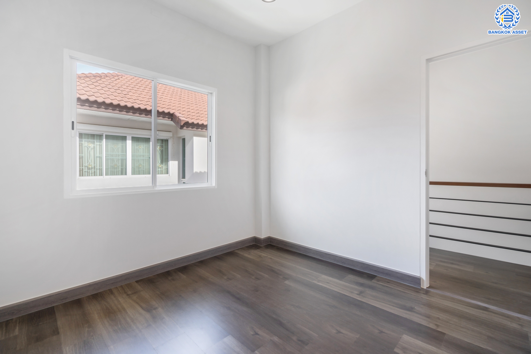 บ้านเดี่ยวมือสองนนทบุรี หลังมุม ม.บ้านณดล รัตนาธิเบศร์-เรวดี เนื้อที่ 58.5 ตร.ว. พร้อมเข้าอยู่ ฟังก์ชัน 3 ห้องนอน 3 ห้องน้ำ จอดรถได้ 2 คัน พร้อมตอบโจทย์ทุกการเข้าอยู่ บนทำเลเดินทางสะดวก เข้า-ออก ได้หลายเส้นทาง ใกล้เซ็นทรัลรัตนาธิเบศร์ และรถไฟฟ้าสายสีม่วง "สถานีสะพานพระนั่งเกล้า