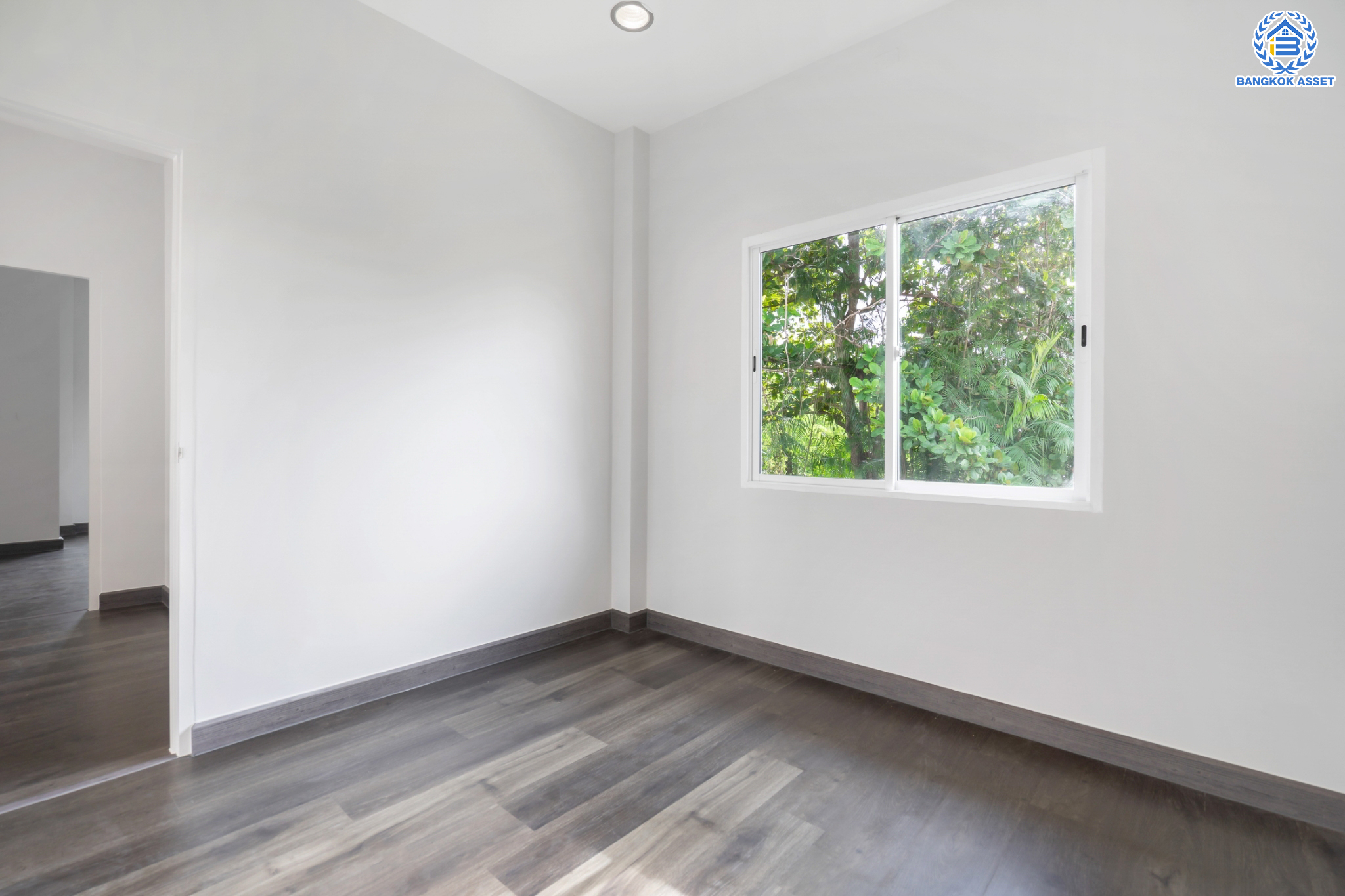 บ้านเดี่ยวมือสองนนทบุรี หลังมุม ม.บ้านณดล รัตนาธิเบศร์-เรวดี เนื้อที่ 58.5 ตร.ว. พร้อมเข้าอยู่ ฟังก์ชัน 3 ห้องนอน 3 ห้องน้ำ จอดรถได้ 2 คัน พร้อมตอบโจทย์ทุกการเข้าอยู่ บนทำเลเดินทางสะดวก เข้า-ออก ได้หลายเส้นทาง ใกล้เซ็นทรัลรัตนาธิเบศร์ และรถไฟฟ้าสายสีม่วง "สถานีสะพานพระนั่งเกล้า