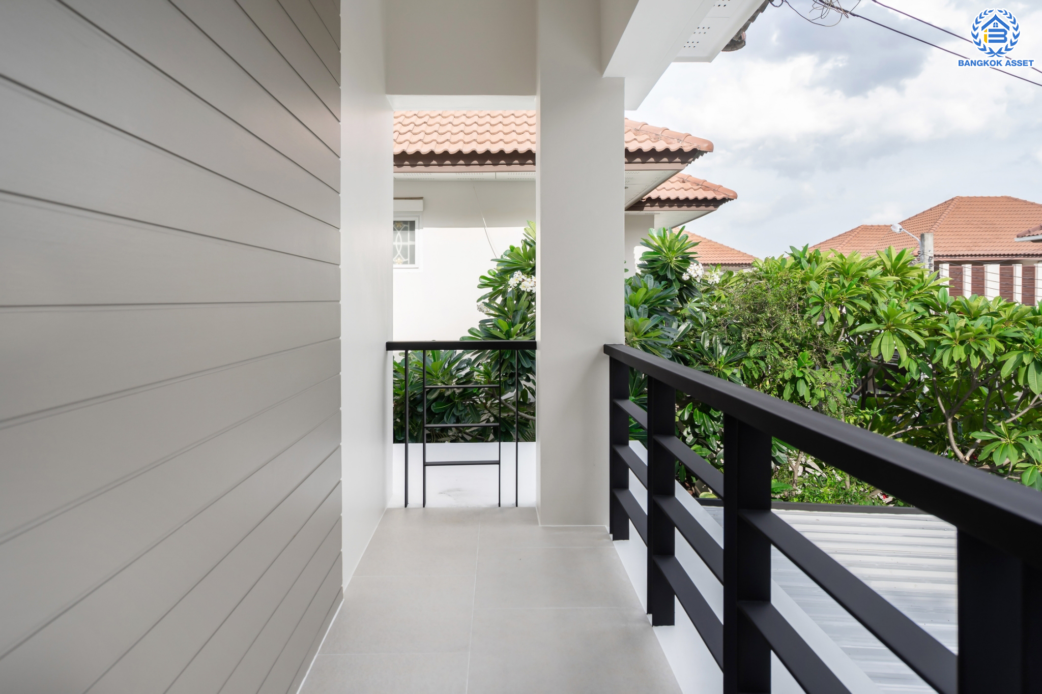 บ้านเดี่ยวมือสองนนทบุรี หลังมุม ม.บ้านณดล รัตนาธิเบศร์-เรวดี เนื้อที่ 58.5 ตร.ว. พร้อมเข้าอยู่ ฟังก์ชัน 3 ห้องนอน 3 ห้องน้ำ จอดรถได้ 2 คัน พร้อมตอบโจทย์ทุกการเข้าอยู่ บนทำเลเดินทางสะดวก เข้า-ออก ได้หลายเส้นทาง ใกล้เซ็นทรัลรัตนาธิเบศร์ และรถไฟฟ้าสายสีม่วง "สถานีสะพานพระนั่งเกล้า