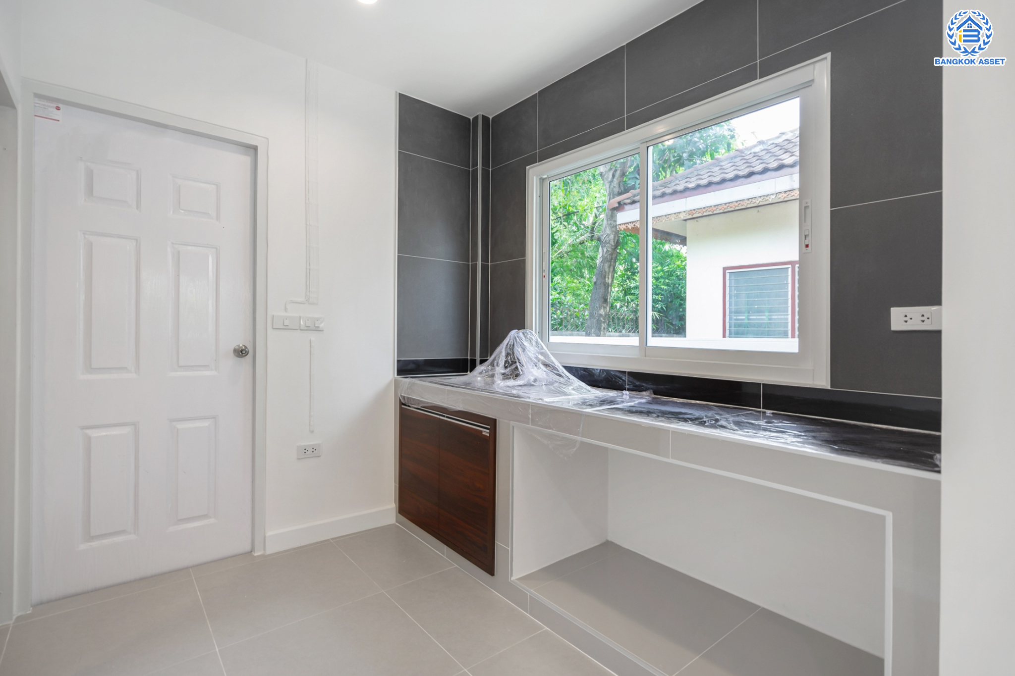 บ้านมือสองตกแต่งใหม่ ม.บ้านติวานนท์ ปากเกร็ด แบรนด์ Q.House เนื้อที่ 51 ตร.ว. ฟังก์ชันพร้อมทุกการเข้าอยู่ 3 ห้องนอน 2 ห้องน้ำ 1 ที่จอดรถ บนทำเลศักยภาพ ใกล้ทางด่วน, เซ็นทรัล "แจ้งวัฒนะ" และรถไฟฟ้าสายสีชมพู "สถานีแยกปากเกร็ด"...