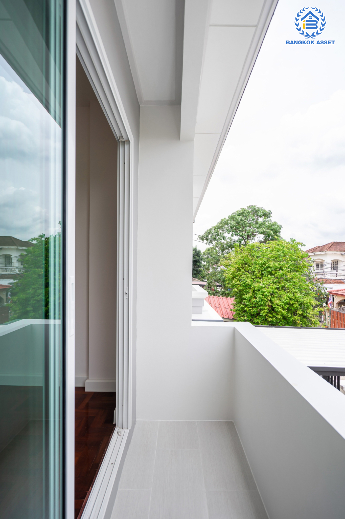 บ้านมือสองตกแต่งใหม่ ม.บ้านติวานนท์ ปากเกร็ด แบรนด์ Q.House เนื้อที่ 51 ตร.ว. ฟังก์ชันพร้อมทุกการเข้าอยู่ 3 ห้องนอน 2 ห้องน้ำ 1 ที่จอดรถ บนทำเลศักยภาพ ใกล้ทางด่วน, เซ็นทรัล "แจ้งวัฒนะ" และรถไฟฟ้าสายสีชมพู "สถานีแยกปากเกร็ด"...