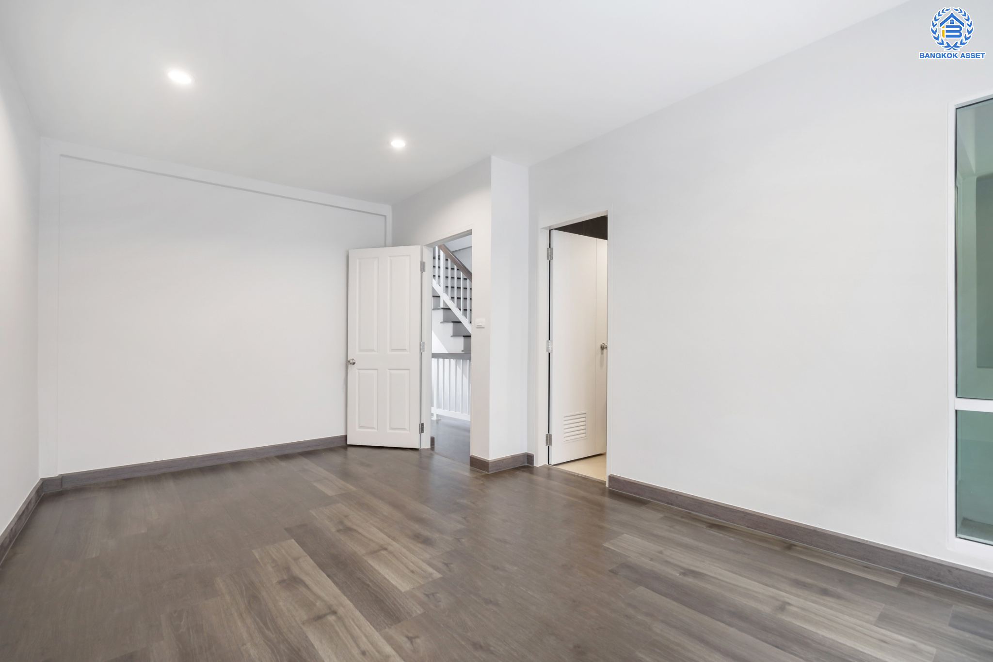 บ้านมือสองตกแต่งใหม่ แบรนด์ Sansiri ม.ทาวน์พลัส เกษตร-นวมินทร์ ทาวน์เฮ้าส์ 3 ชั้น เนื้อที่ 20 ตร.ว. ฟังก์ชัน 3 ห้องนอน 3 ห้องน้ำ จอดรถได้ 2 คัน พร้อม Living Room กว้างขวาง ทำเลใจกลางเมือง เข้า-ออกได้หลายเส้นทาง ถ.ประเสริฐมนูญกิจ, ถ.นวลจันทร์, ถ.รามอินทรา-นวมินทร์ ใกล้ทางด่วนฉลองรัช และรถไฟฟ้าสายสีน้ำตาล (สายอนาคต) "สถานีคลองลำเจียก"