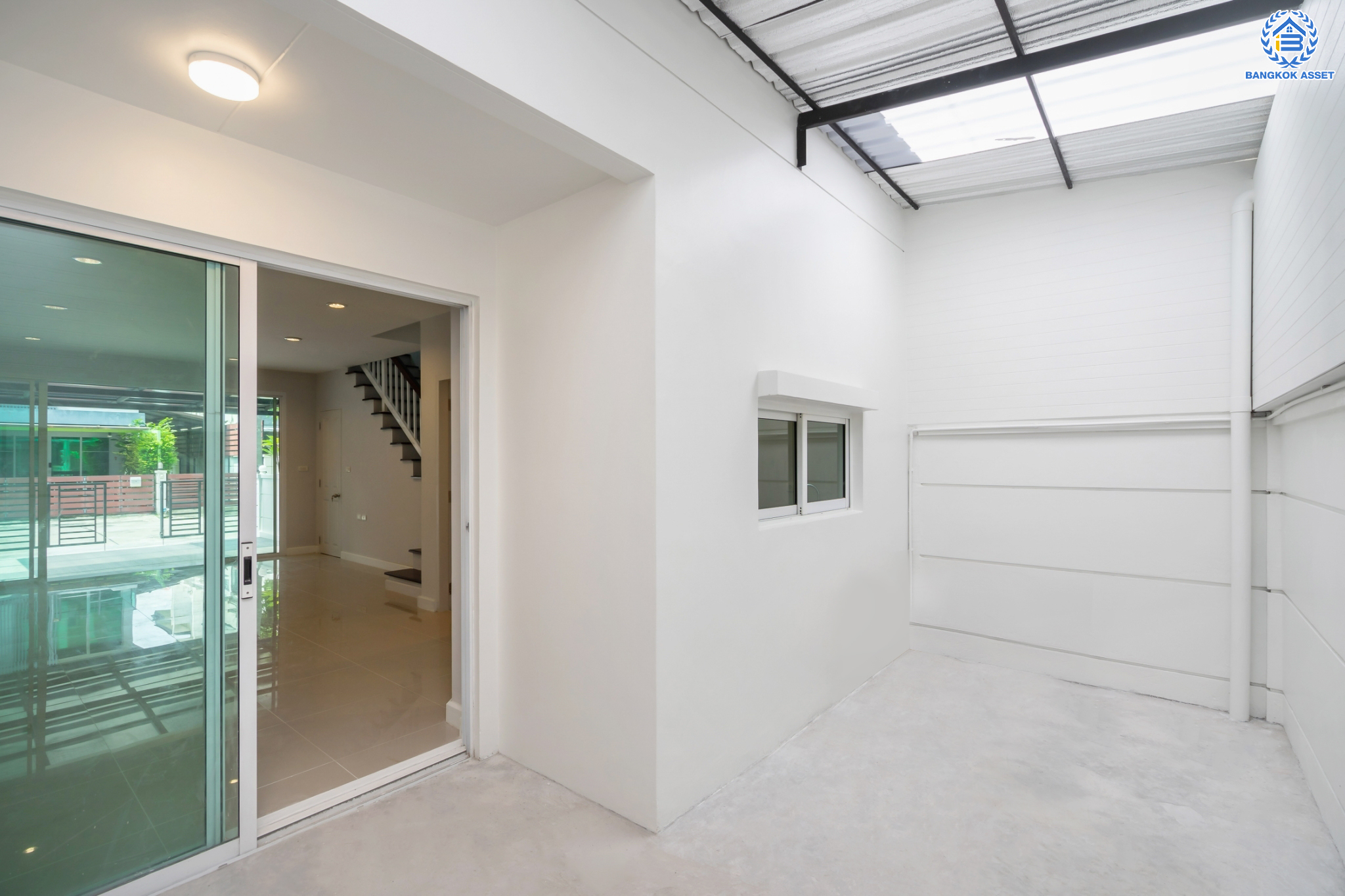 บ้านมือสองตกแต่งใหม่ แบรนด์ Sansiri ม.ทาวน์พลัส เกษตร-นวมินทร์ ทาวน์เฮ้าส์ 3 ชั้น เนื้อที่ 20 ตร.ว. ฟังก์ชัน 3 ห้องนอน 3 ห้องน้ำ จอดรถได้ 2 คัน พร้อม Living Room กว้างขวาง ทำเลใจกลางเมือง เข้า-ออกได้หลายเส้นทาง ถ.ประเสริฐมนูญกิจ, ถ.นวลจันทร์, ถ.รามอินทรา-นวมินทร์ ใกล้ทางด่วนฉลองรัช และรถไฟฟ้าสายสีน้ำตาล (สายอนาคต) "สถานีคลองลำเจียก"