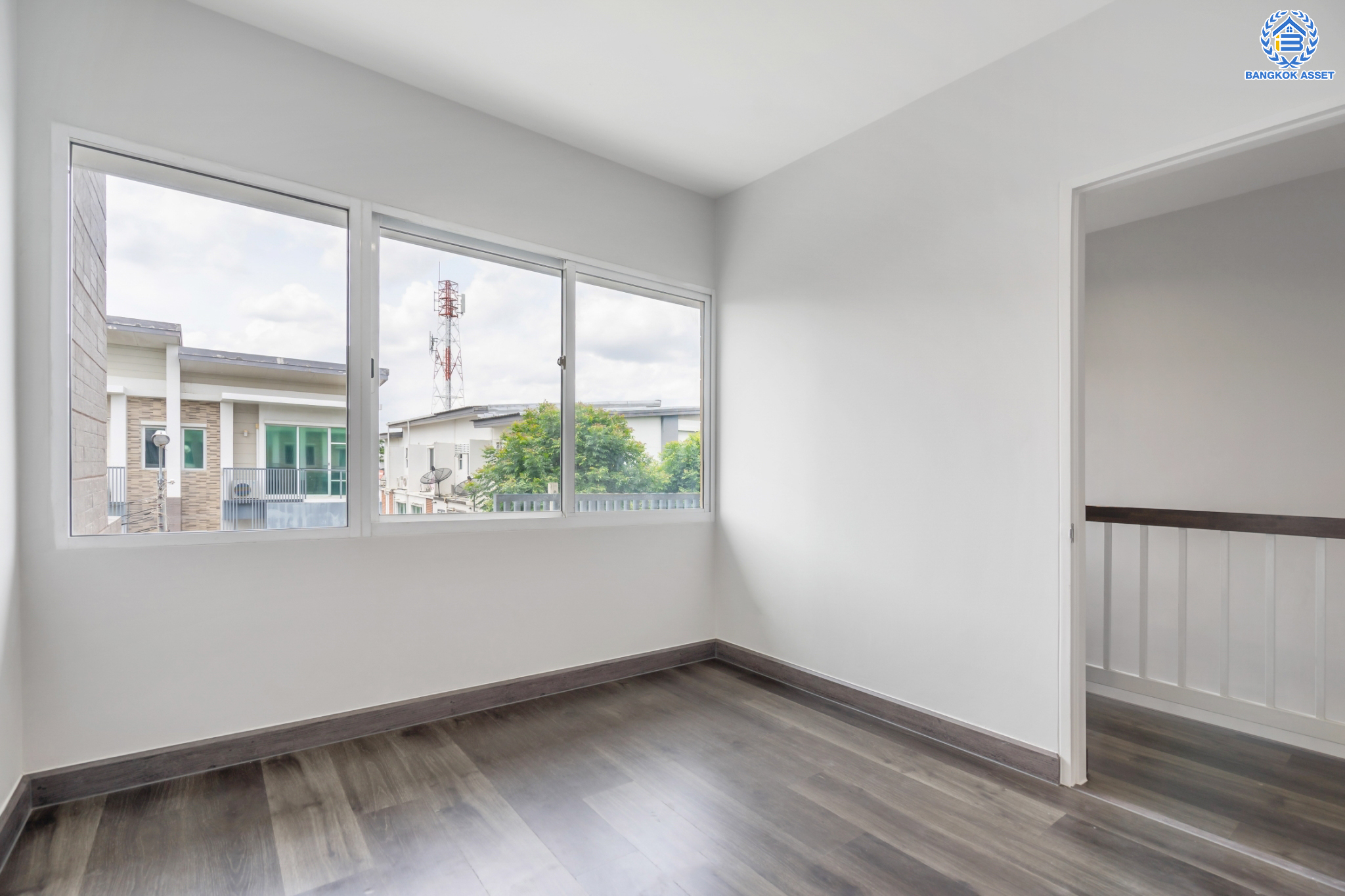 บ้านมือสองตกแต่งใหม่ แบรนด์ Sansiri ม.ทาวน์พลัส เกษตร-นวมินทร์ ทาวน์เฮ้าส์ 3 ชั้น เนื้อที่ 20 ตร.ว. ฟังก์ชัน 3 ห้องนอน 3 ห้องน้ำ จอดรถได้ 2 คัน พร้อม Living Room กว้างขวาง ทำเลใจกลางเมือง เข้า-ออกได้หลายเส้นทาง ถ.ประเสริฐมนูญกิจ, ถ.นวลจันทร์, ถ.รามอินทรา-นวมินทร์ ใกล้ทางด่วนฉลองรัช และรถไฟฟ้าสายสีน้ำตาล (สายอนาคต) "สถานีคลองลำเจียก"