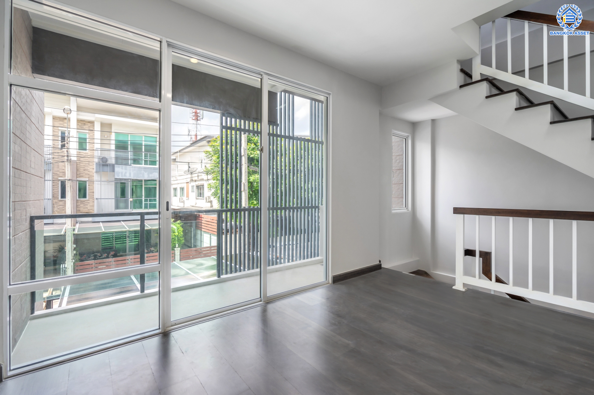 บ้านมือสองตกแต่งใหม่ แบรนด์ Sansiri ม.ทาวน์พลัส เกษตร-นวมินทร์ ทาวน์เฮ้าส์ 3 ชั้น เนื้อที่ 20 ตร.ว. ฟังก์ชัน 3 ห้องนอน 3 ห้องน้ำ จอดรถได้ 2 คัน พร้อม Living Room กว้างขวาง ทำเลใจกลางเมือง เข้า-ออกได้หลายเส้นทาง ถ.ประเสริฐมนูญกิจ, ถ.นวลจันทร์, ถ.รามอินทรา-นวมินทร์ ใกล้ทางด่วนฉลองรัช และรถไฟฟ้าสายสีน้ำตาล (สายอนาคต) "สถานีคลองลำเจียก"