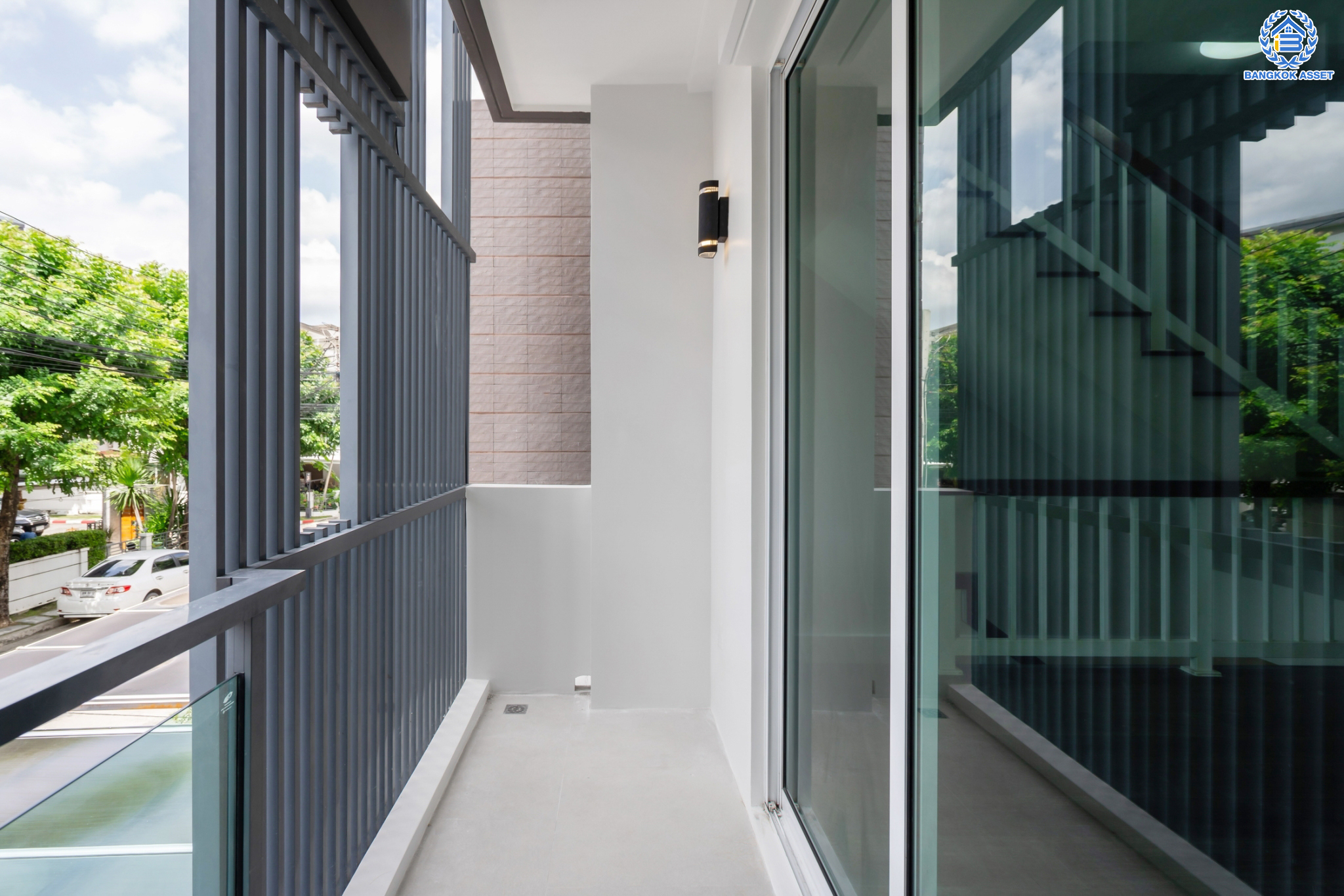 บ้านมือสองตกแต่งใหม่ แบรนด์ Sansiri ม.ทาวน์พลัส เกษตร-นวมินทร์ ทาวน์เฮ้าส์ 3 ชั้น เนื้อที่ 20 ตร.ว. ฟังก์ชัน 3 ห้องนอน 3 ห้องน้ำ จอดรถได้ 2 คัน พร้อม Living Room กว้างขวาง ทำเลใจกลางเมือง เข้า-ออกได้หลายเส้นทาง ถ.ประเสริฐมนูญกิจ, ถ.นวลจันทร์, ถ.รามอินทรา-นวมินทร์ ใกล้ทางด่วนฉลองรัช และรถไฟฟ้าสายสีน้ำตาล (สายอนาคต) "สถานีคลองลำเจียก"