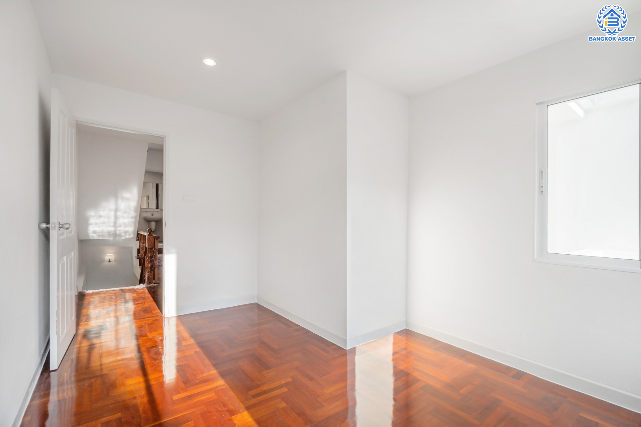 บ้านมือสองตกแต่งใหม่ ม.เจ้าพระยา9 ราชพฤกษ์-รัตนาธิเบศร์ (ใกล้ตลาดเจ้าพระยา) ทาวน์เฮ้าส์ 3 ชั้น เนื้อที่ 18.7 ตร.ว. ฟังก์ชันจัดเต็ม 5 ห้องนอน 3 ห้องน้ำ 1 ที่จอดรถ บนทำเลดีที่สุด เชื่อมต่อถนนเส้นหลัก ทั้ง ถ.ราชพฤกษ์ , ถ.กาญจนาภิเษก และถ.รัตนาธิเบศร์ ใกล้เซ็นทรัลเวสต์เกต และรถไฟฟ้าสายสีม่วง "สถานีบางพลู"