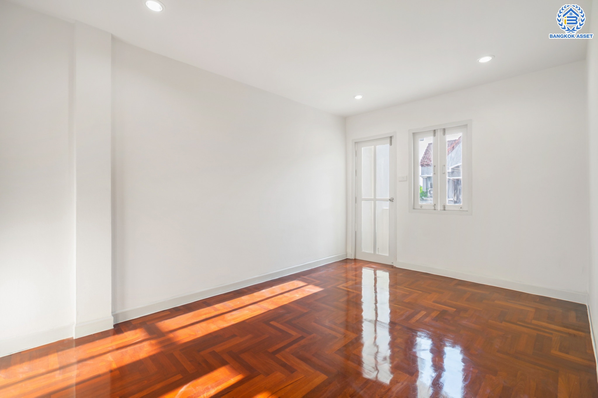 บ้านมือสองตกแต่งใหม่ ม.เจ้าพระยา9 ราชพฤกษ์-รัตนาธิเบศร์ (ใกล้ตลาดเจ้าพระยา) ทาวน์เฮ้าส์ 3 ชั้น เนื้อที่ 18.7 ตร.ว. ฟังก์ชันจัดเต็ม 5 ห้องนอน 3 ห้องน้ำ 1 ที่จอดรถ บนทำเลดีที่สุด เชื่อมต่อถนนเส้นหลัก ทั้ง ถ.ราชพฤกษ์ , ถ.กาญจนาภิเษก และถ.รัตนาธิเบศร์ ใกล้เซ็นทรัลเวสต์เกต และรถไฟฟ้าสายสีม่วง "สถานีบางพลู"