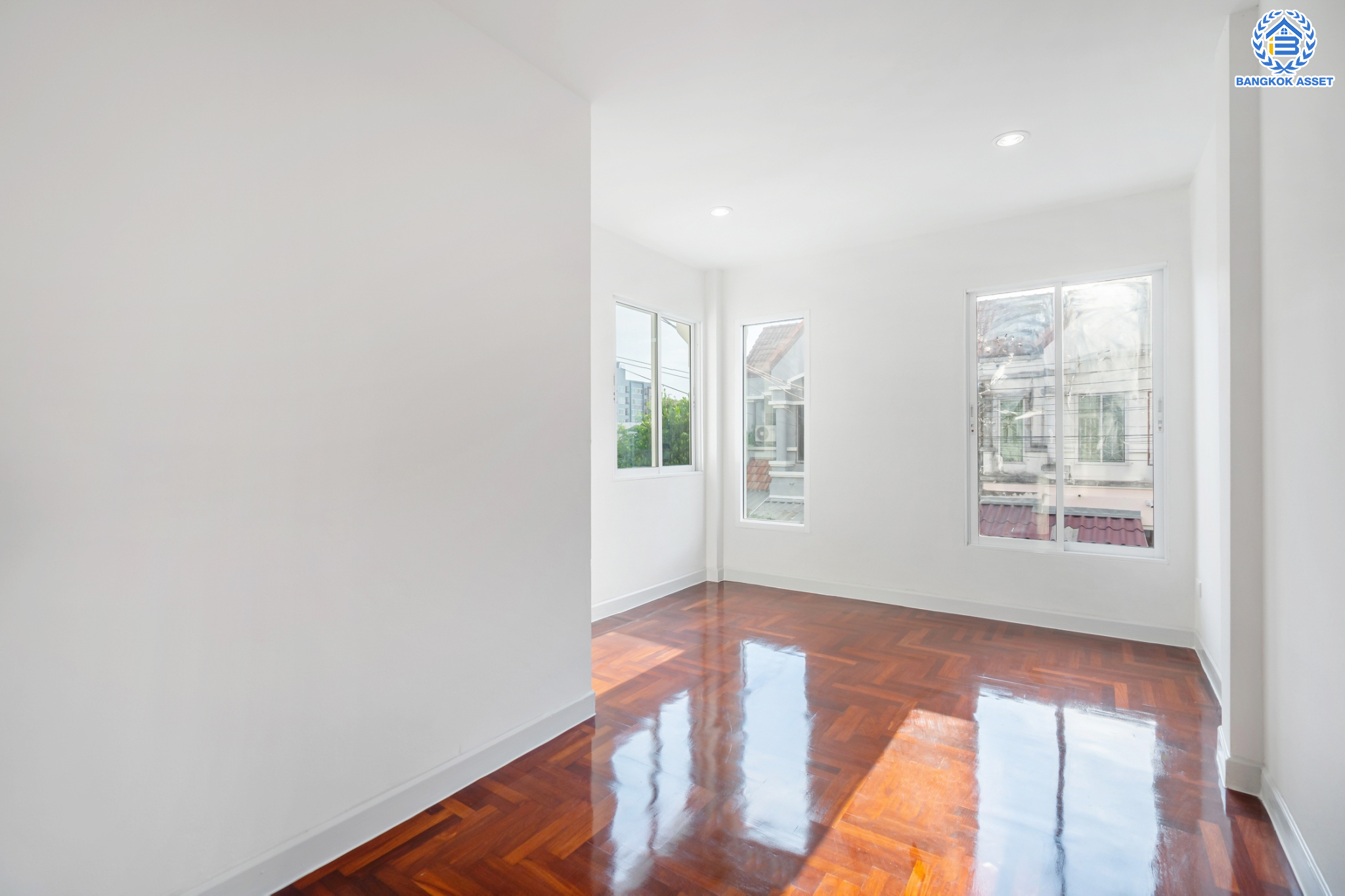 บ้านมือสองตกแต่งใหม่ ม.เจ้าพระยา9 ราชพฤกษ์-รัตนาธิเบศร์ (ใกล้ตลาดเจ้าพระยา) ทาวน์เฮ้าส์ 3 ชั้น เนื้อที่ 18.7 ตร.ว. ฟังก์ชันจัดเต็ม 5 ห้องนอน 3 ห้องน้ำ 1 ที่จอดรถ บนทำเลดีที่สุด เชื่อมต่อถนนเส้นหลัก ทั้ง ถ.ราชพฤกษ์ , ถ.กาญจนาภิเษก และถ.รัตนาธิเบศร์ ใกล้เซ็นทรัลเวสต์เกต และรถไฟฟ้าสายสีม่วง "สถานีบางพลู"