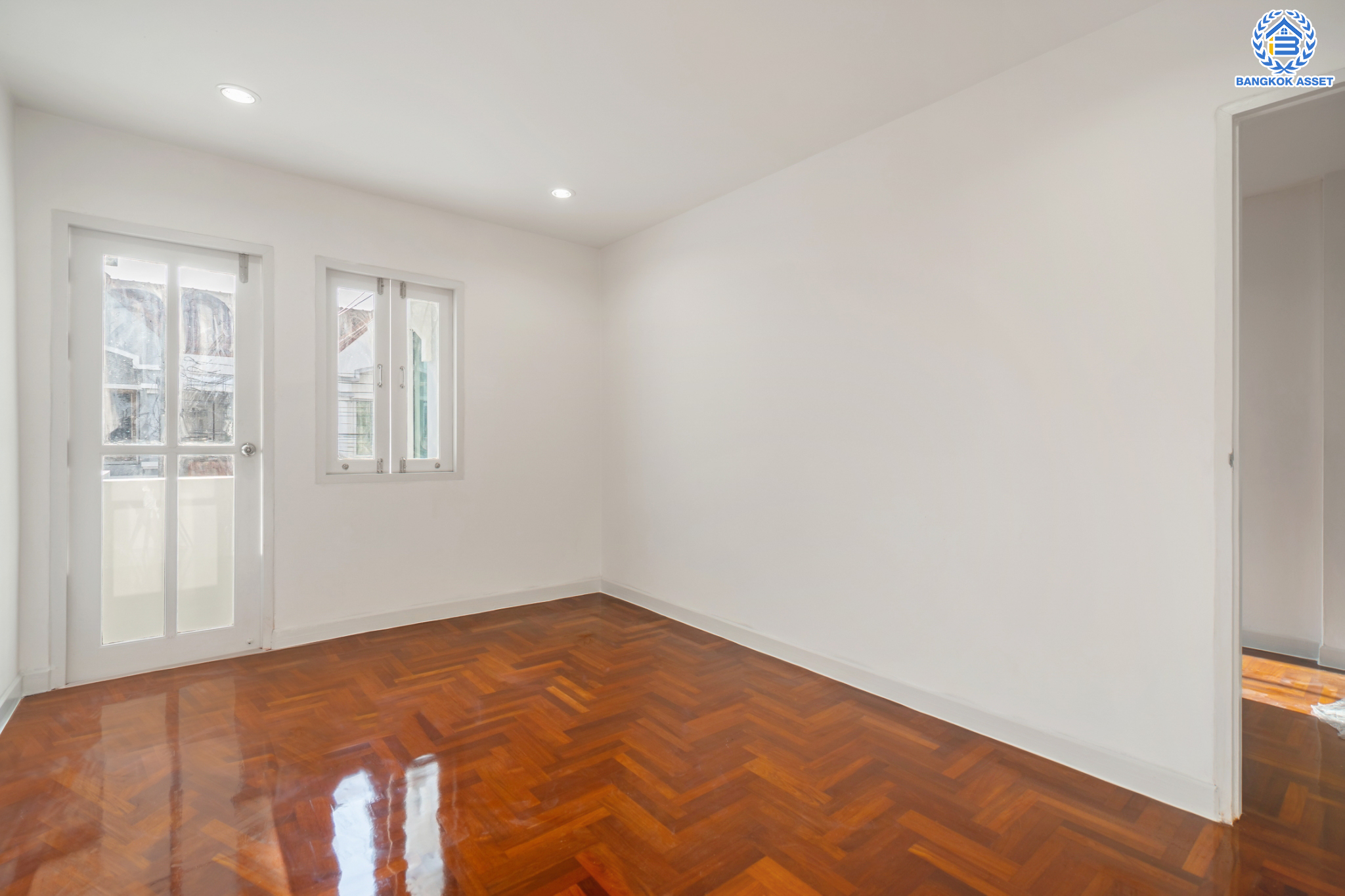 บ้านมือสองตกแต่งใหม่ ม.เจ้าพระยา9 ราชพฤกษ์-รัตนาธิเบศร์ (ใกล้ตลาดเจ้าพระยา) ทาวน์เฮ้าส์ 3 ชั้น เนื้อที่ 18.7 ตร.ว. ฟังก์ชันจัดเต็ม 5 ห้องนอน 3 ห้องน้ำ 1 ที่จอดรถ บนทำเลดีที่สุด เชื่อมต่อถนนเส้นหลัก ทั้ง ถ.ราชพฤกษ์ , ถ.กาญจนาภิเษก และถ.รัตนาธิเบศร์ ใกล้เซ็นทรัลเวสต์เกต และรถไฟฟ้าสายสีม่วง "สถานีบางพลู"