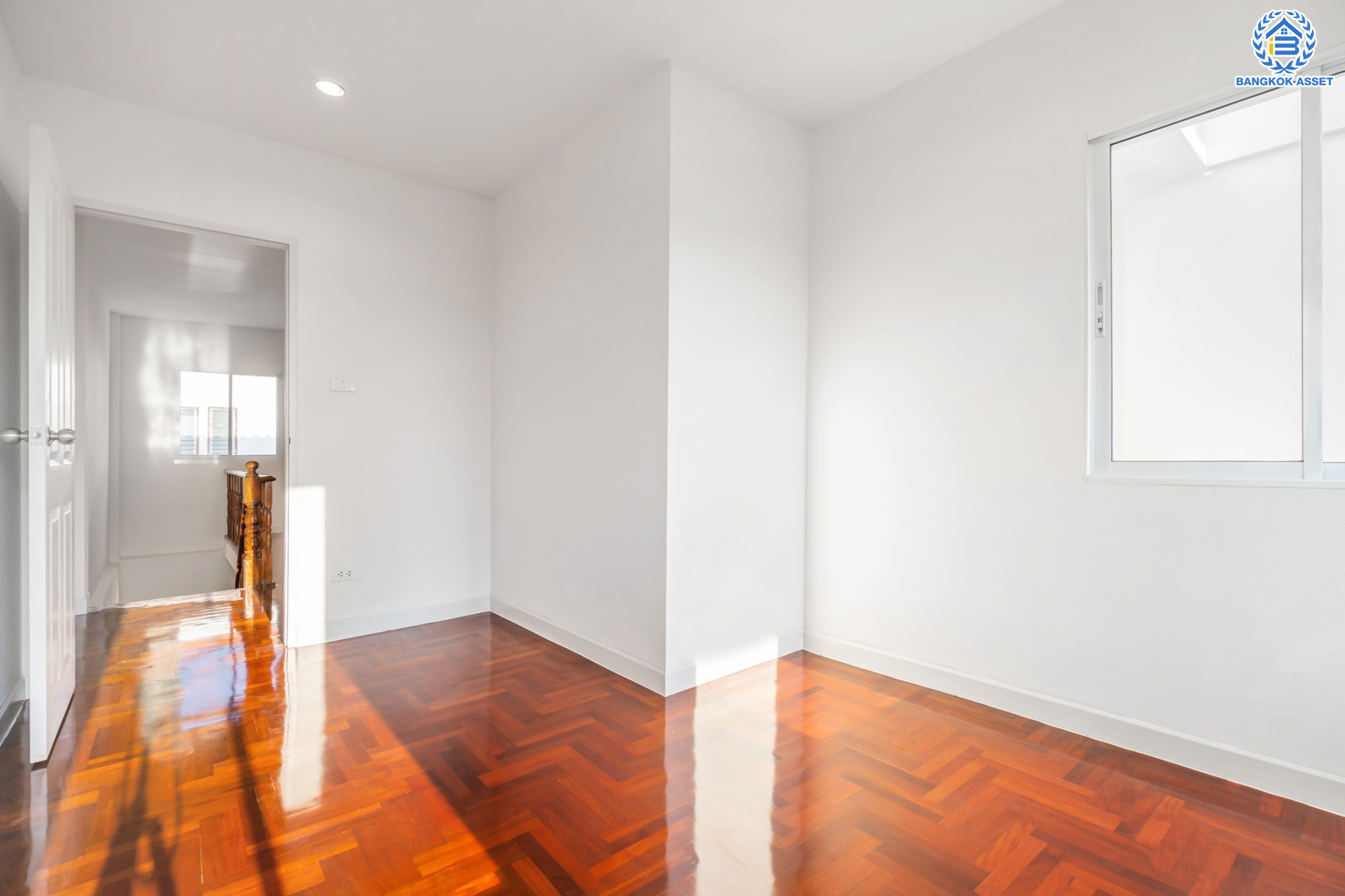 บ้านมือสองตกแต่งใหม่ ม.เจ้าพระยา9 ราชพฤกษ์-รัตนาธิเบศร์ (ใกล้ตลาดเจ้าพระยา) ทาวน์เฮ้าส์ 3 ชั้น เนื้อที่ 18.7 ตร.ว. ฟังก์ชันจัดเต็ม 5 ห้องนอน 3 ห้องน้ำ 1 ที่จอดรถ บนทำเลดีที่สุด เชื่อมต่อถนนเส้นหลัก ทั้ง ถ.ราชพฤกษ์ , ถ.กาญจนาภิเษก และถ.รัตนาธิเบศร์ ใกล้เซ็นทรัลเวสต์เกต และรถไฟฟ้าสายสีม่วง "สถานีบางพลู"